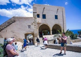 Turistas y visitantes en el Castillo de Santa Bárbara.