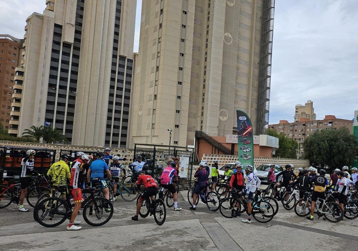 "Many Cyclists Pass Through Mascarat in Groups and Some Drivers Get Nervous"