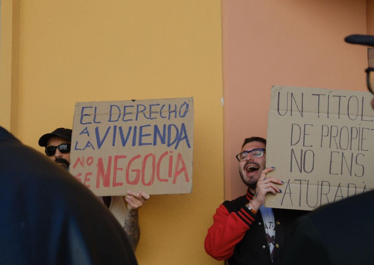 Imagen secundaria 1 - Various moments of the protest.