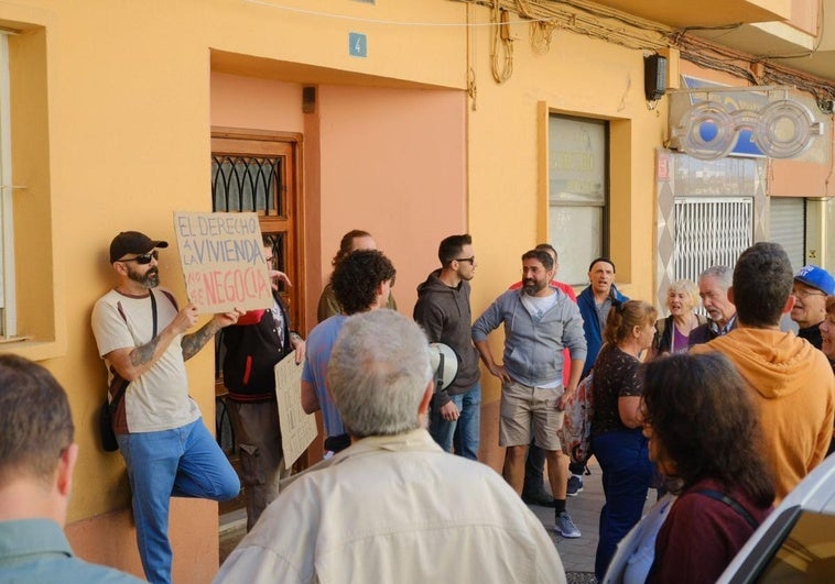 Protest at the building's entrance.