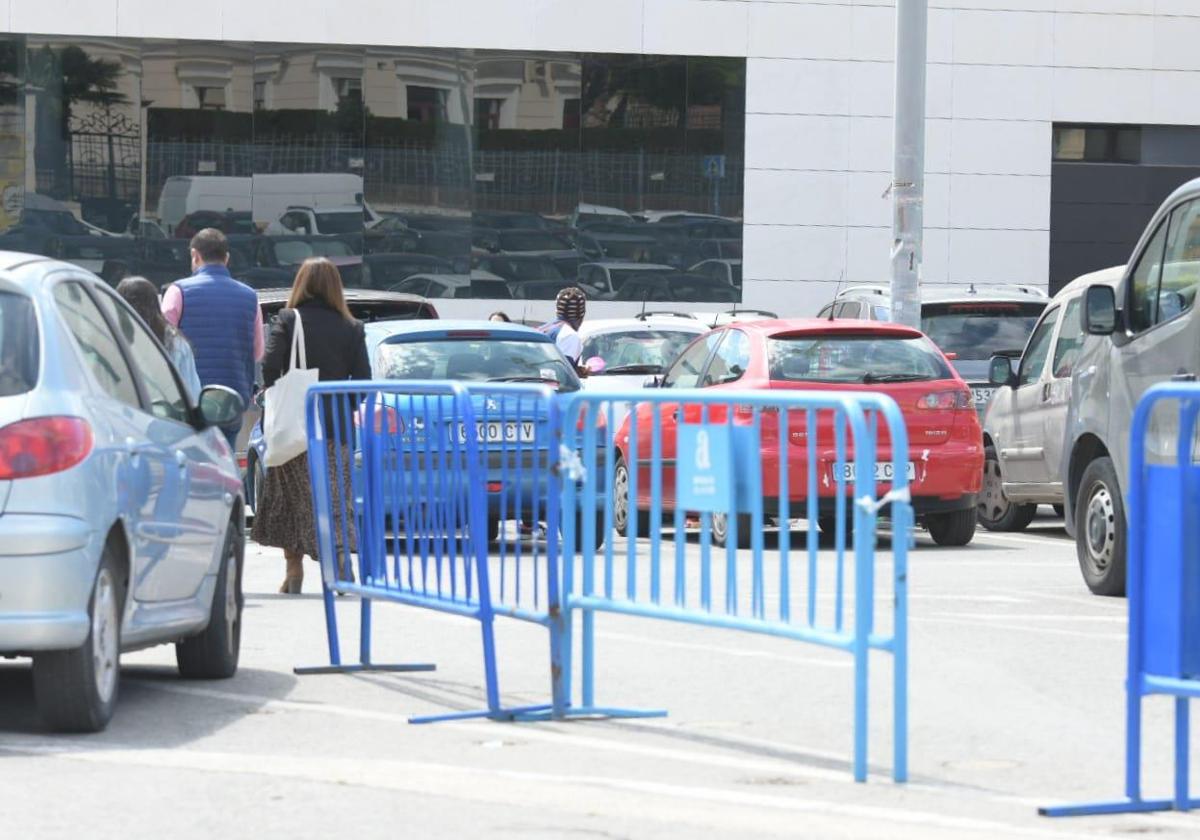 An informal parking attendant among the parked cars at the ADDA.