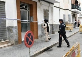 Vivienda precintada por riesgo de derrumbe en el barrio.
