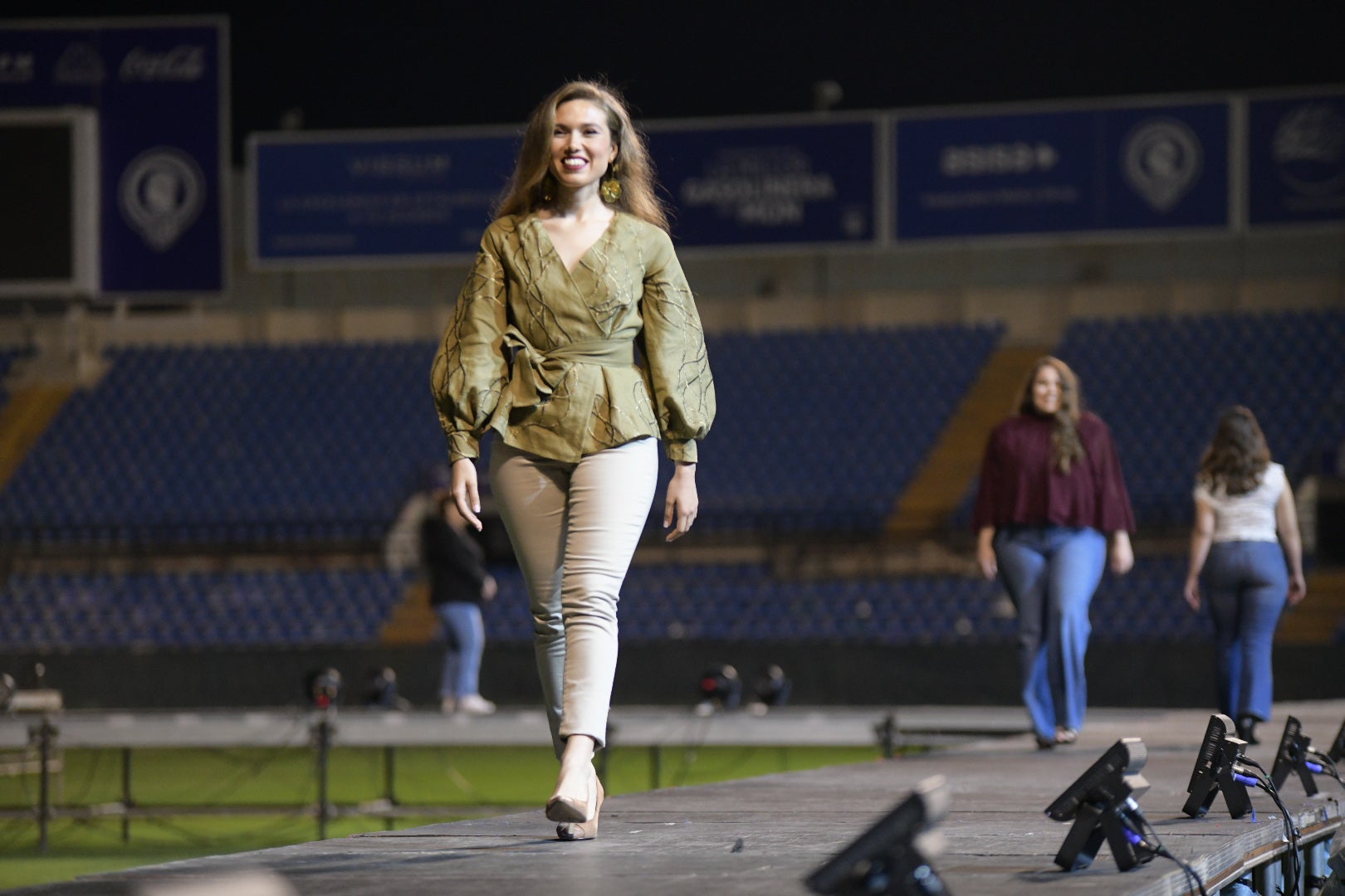 Las candidatas a bellea del foc de Alicante ensayan en la pasarela del Rico Pérez