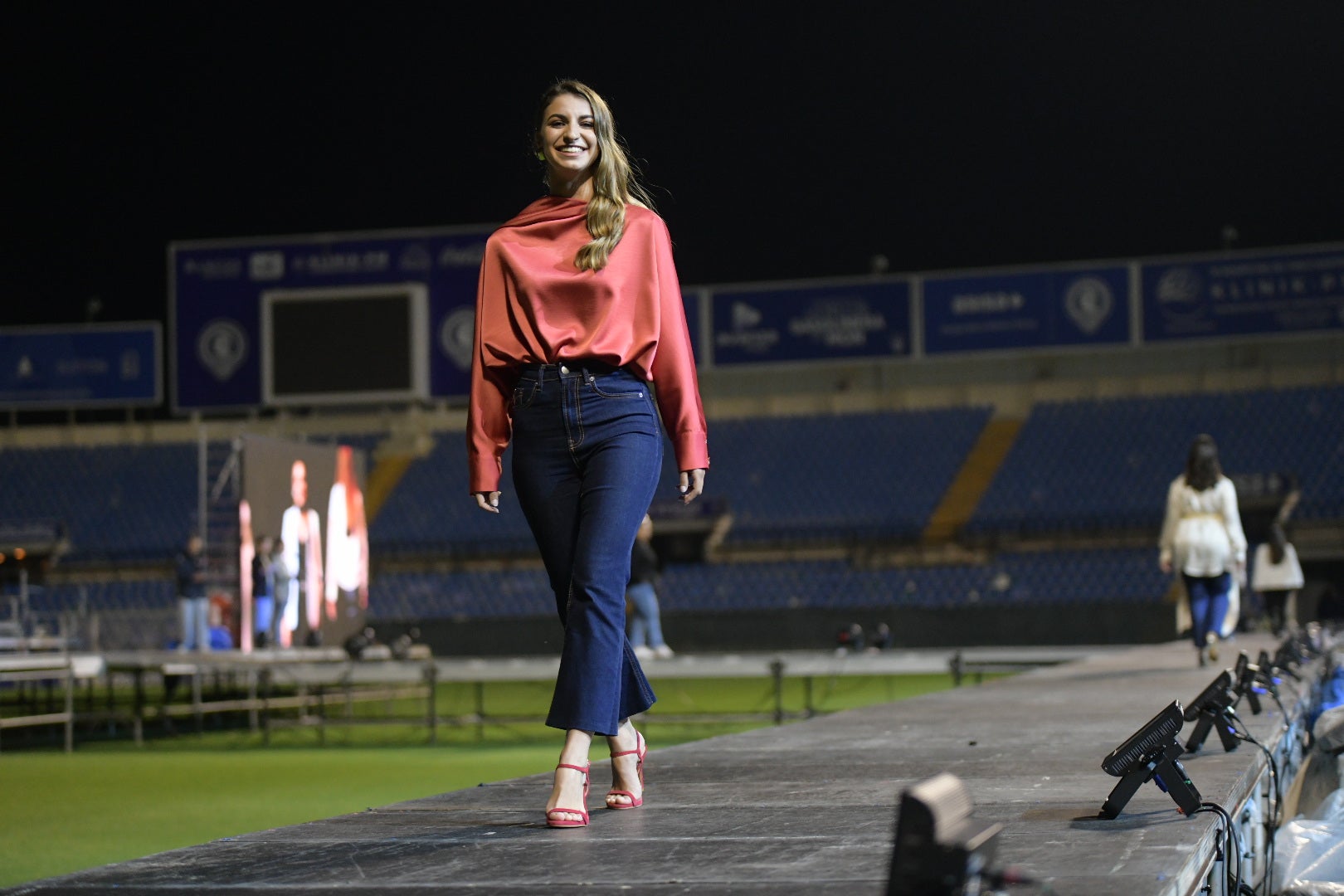 Las candidatas a bellea del foc de Alicante ensayan en la pasarela del Rico Pérez