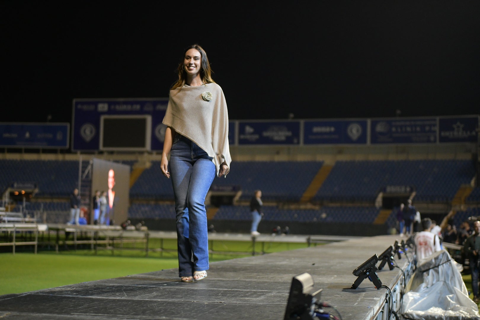 Las candidatas a bellea del foc de Alicante ensayan en la pasarela del Rico Pérez