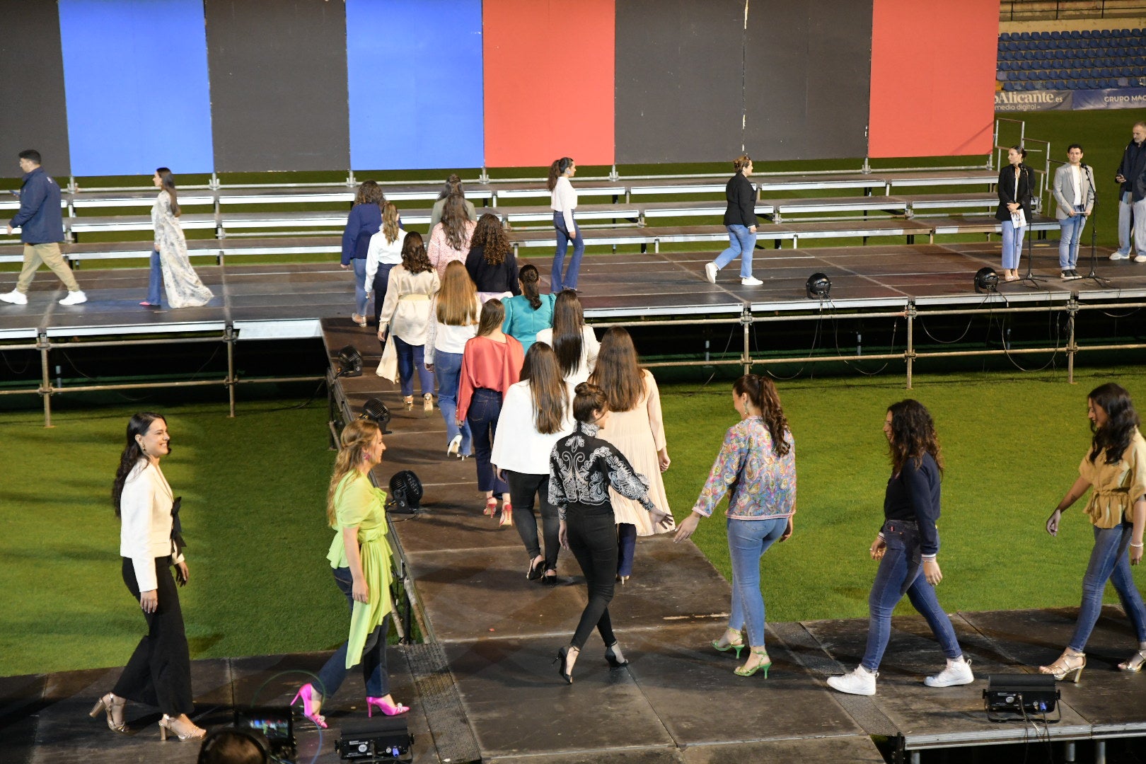 Las candidatas a bellea del foc de Alicante ensayan en la pasarela del Rico Pérez