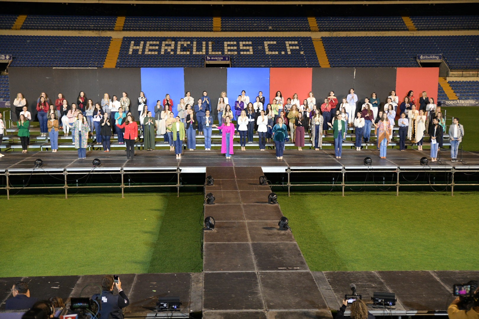 Las candidatas a bellea del foc de Alicante ensayan en la pasarela del Rico Pérez