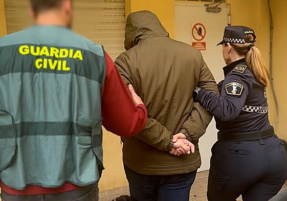 El detenido, custodidado entre un guardia civil y una policía local.