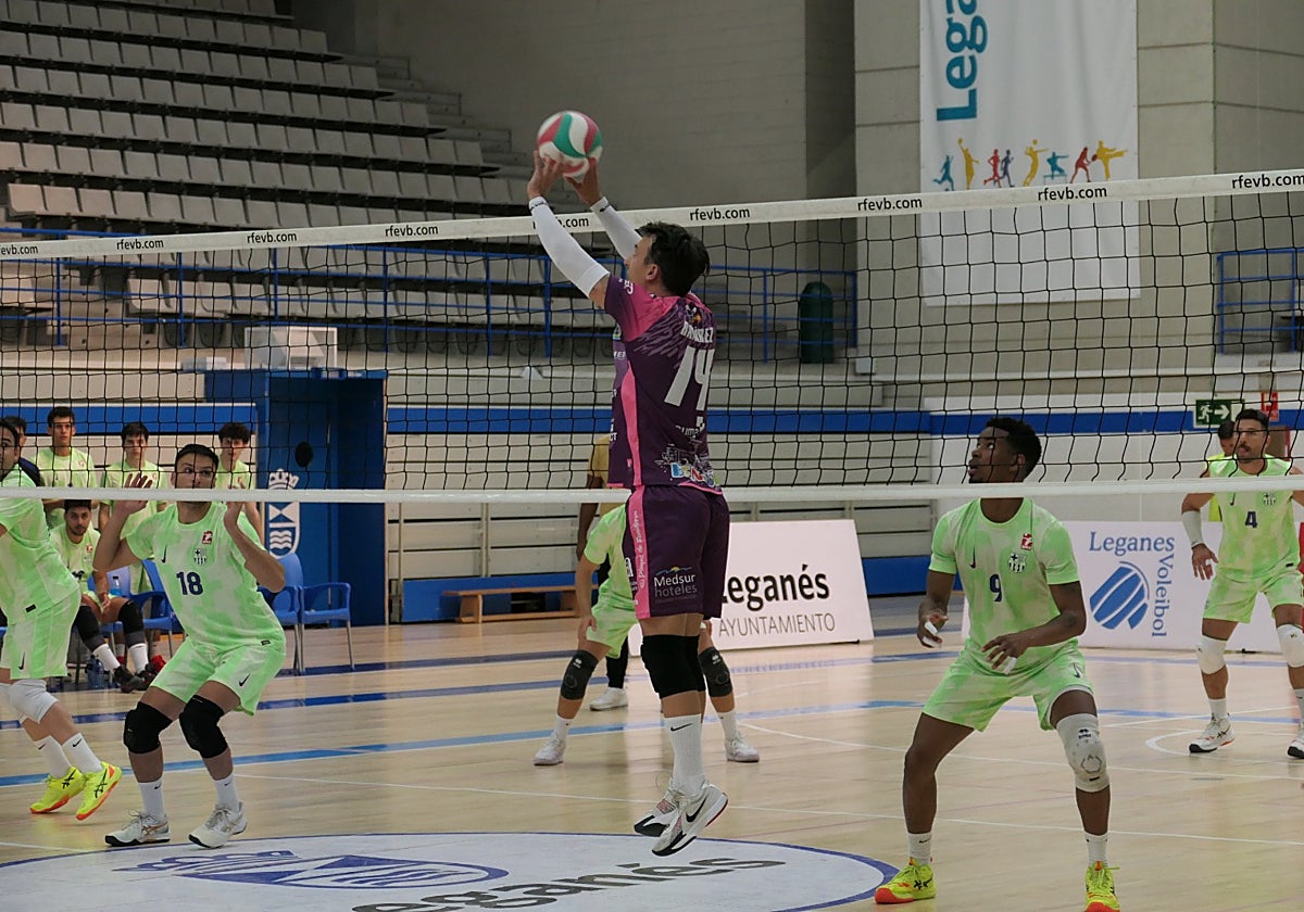 Sergio Ramírez, capitán y colocador del Servigroup Playas de Benidorm, ante el Barça