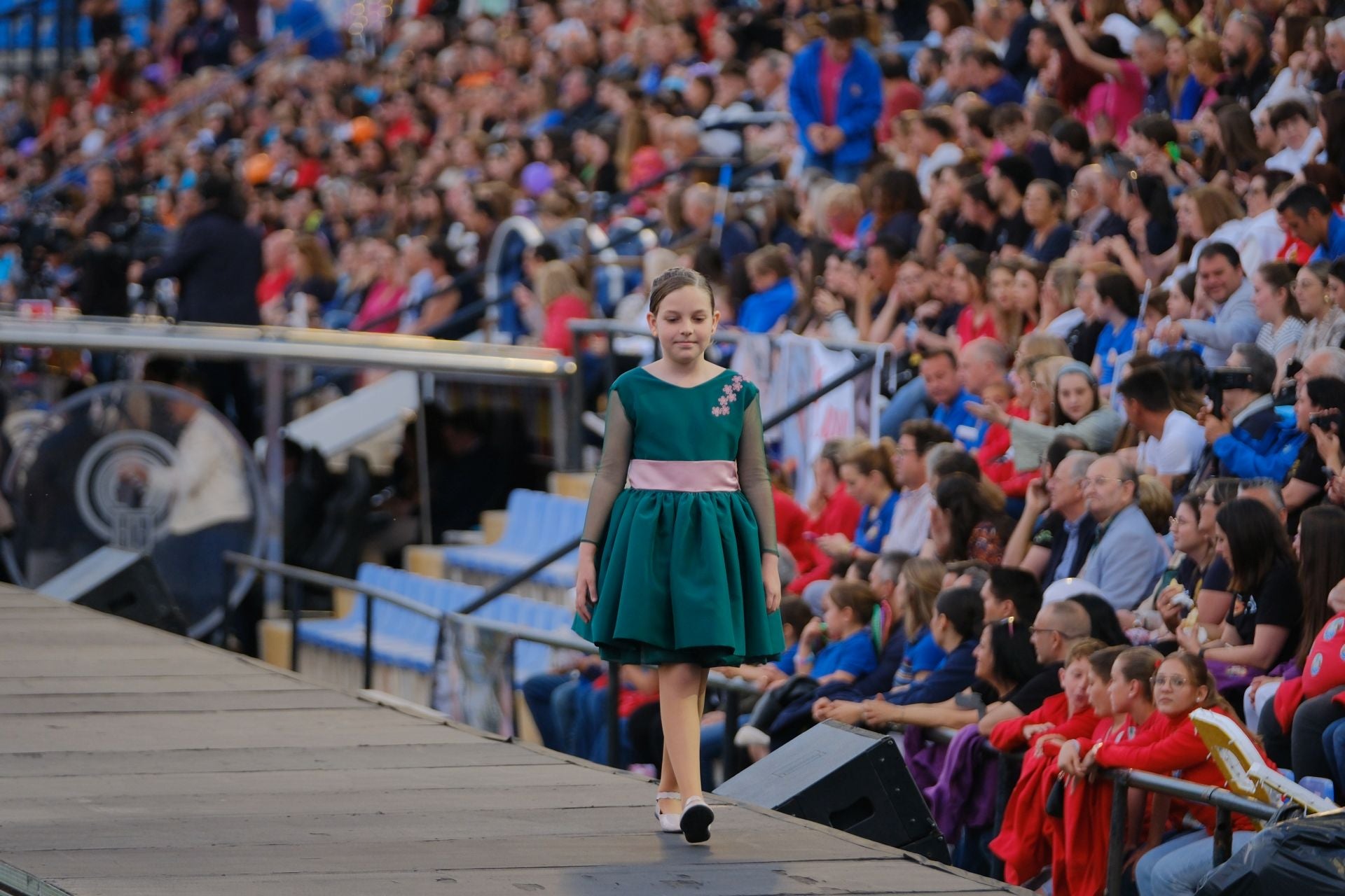 Las candidatas infantiles estrenan la pasarela en el Rico Pérez