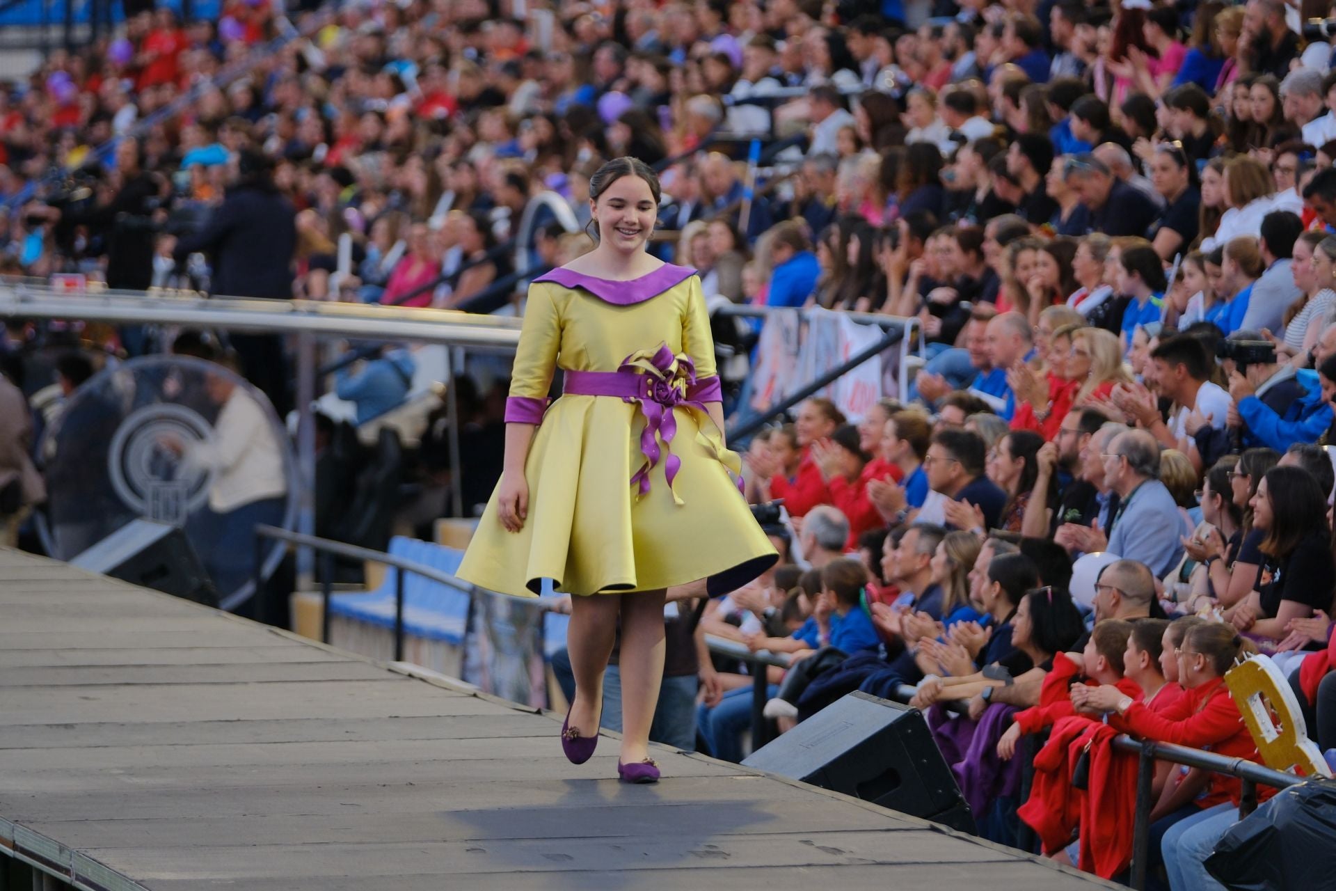 Las candidatas infantiles estrenan la pasarela en el Rico Pérez