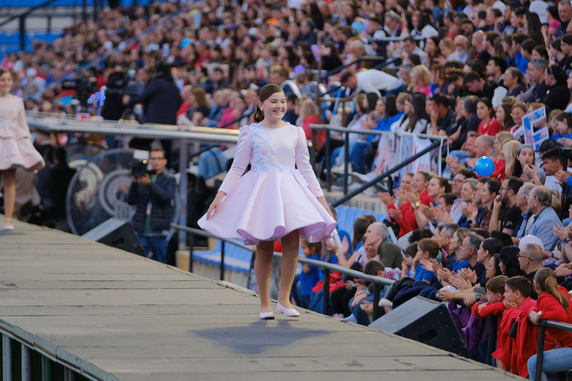 Las candidatas infantiles estrenan la pasarela en el Rico Pérez