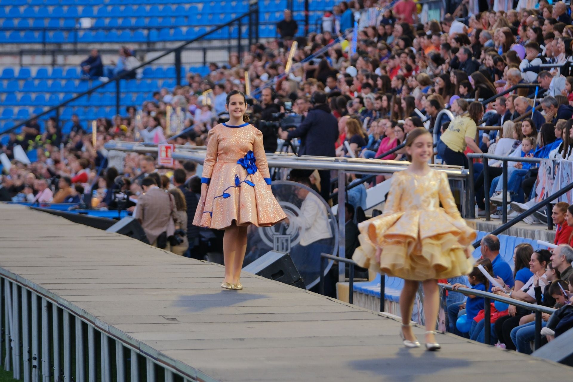 Las candidatas infantiles estrenan la pasarela en el Rico Pérez