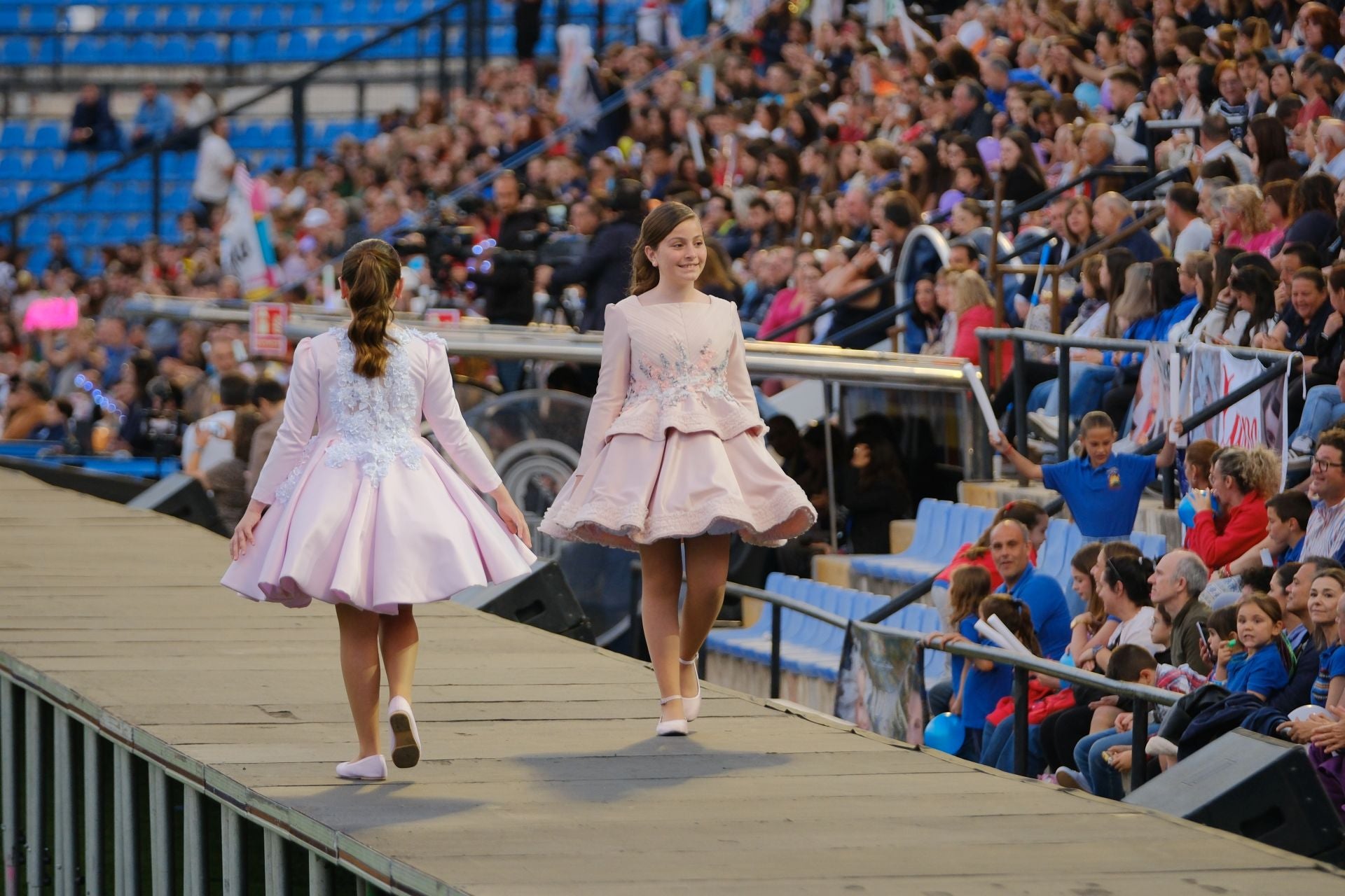Las candidatas infantiles estrenan la pasarela en el Rico Pérez
