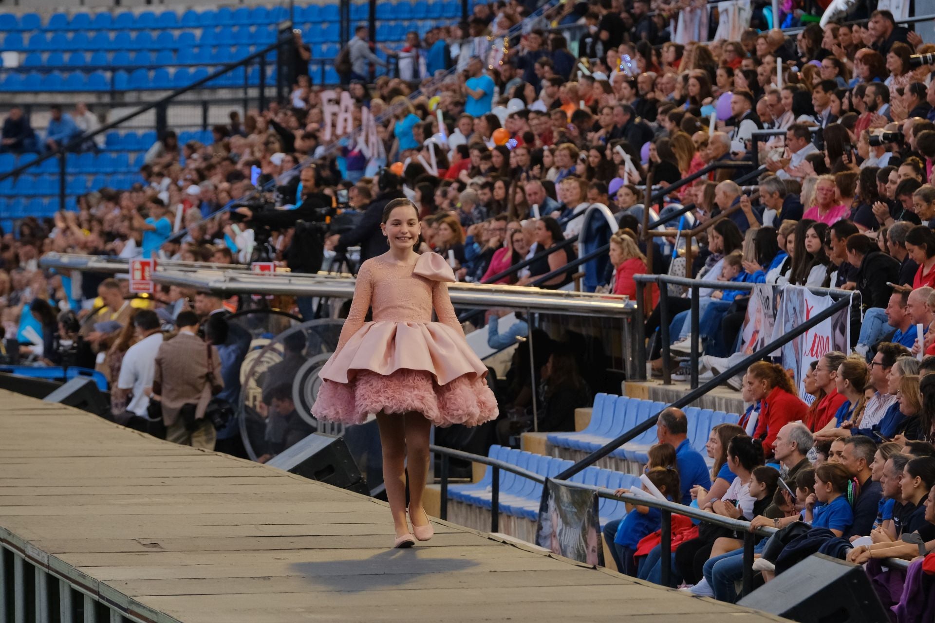 Las candidatas infantiles estrenan la pasarela en el Rico Pérez