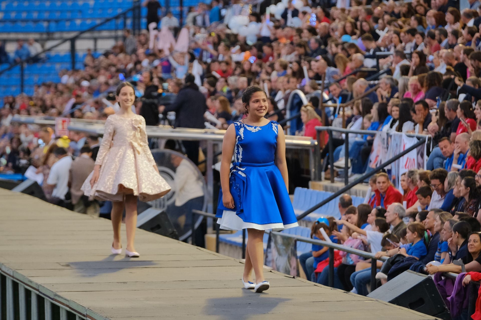 Las candidatas infantiles estrenan la pasarela en el Rico Pérez