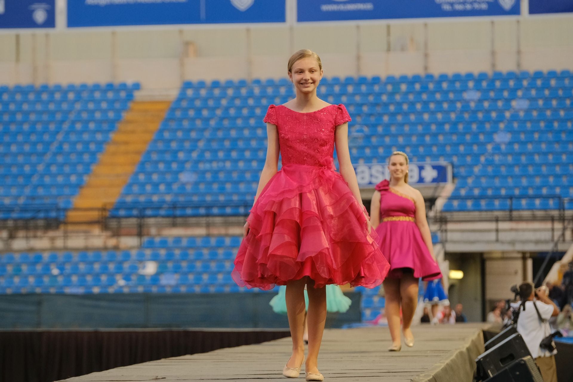 Las candidatas infantiles estrenan la pasarela en el Rico Pérez