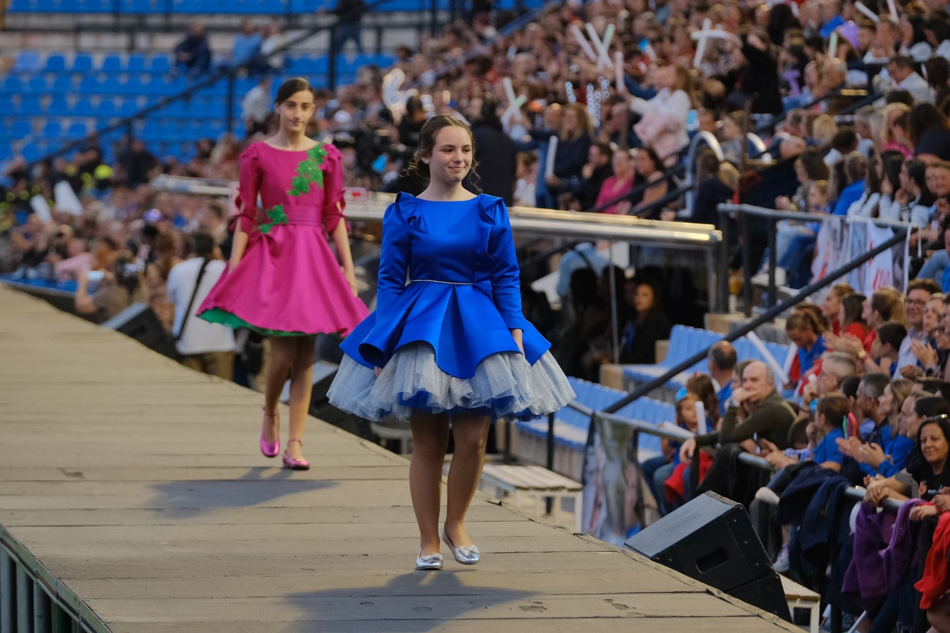 Las candidatas infantiles estrenan la pasarela en el Rico Pérez