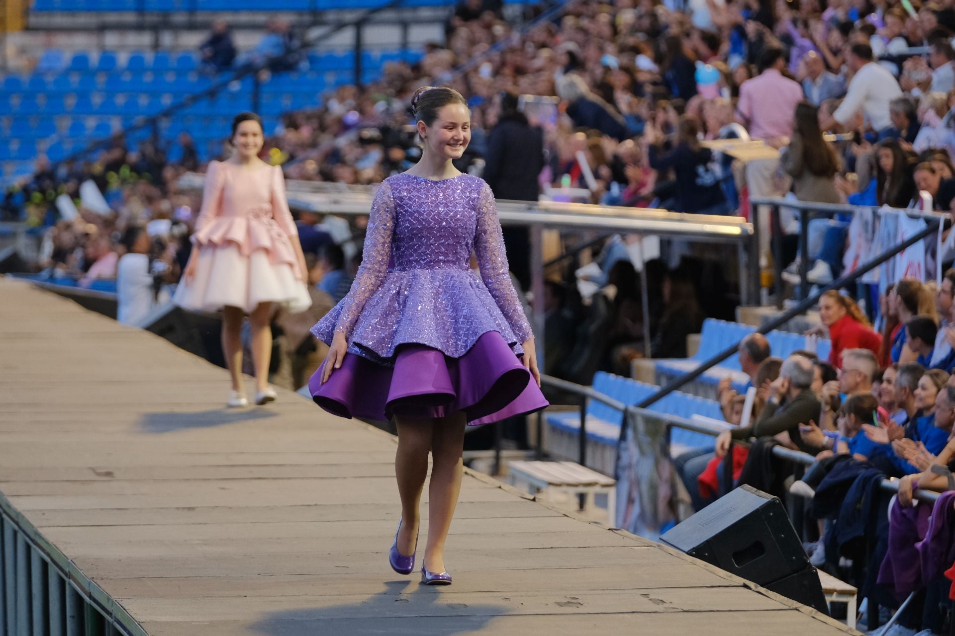 Las candidatas infantiles estrenan la pasarela en el Rico Pérez