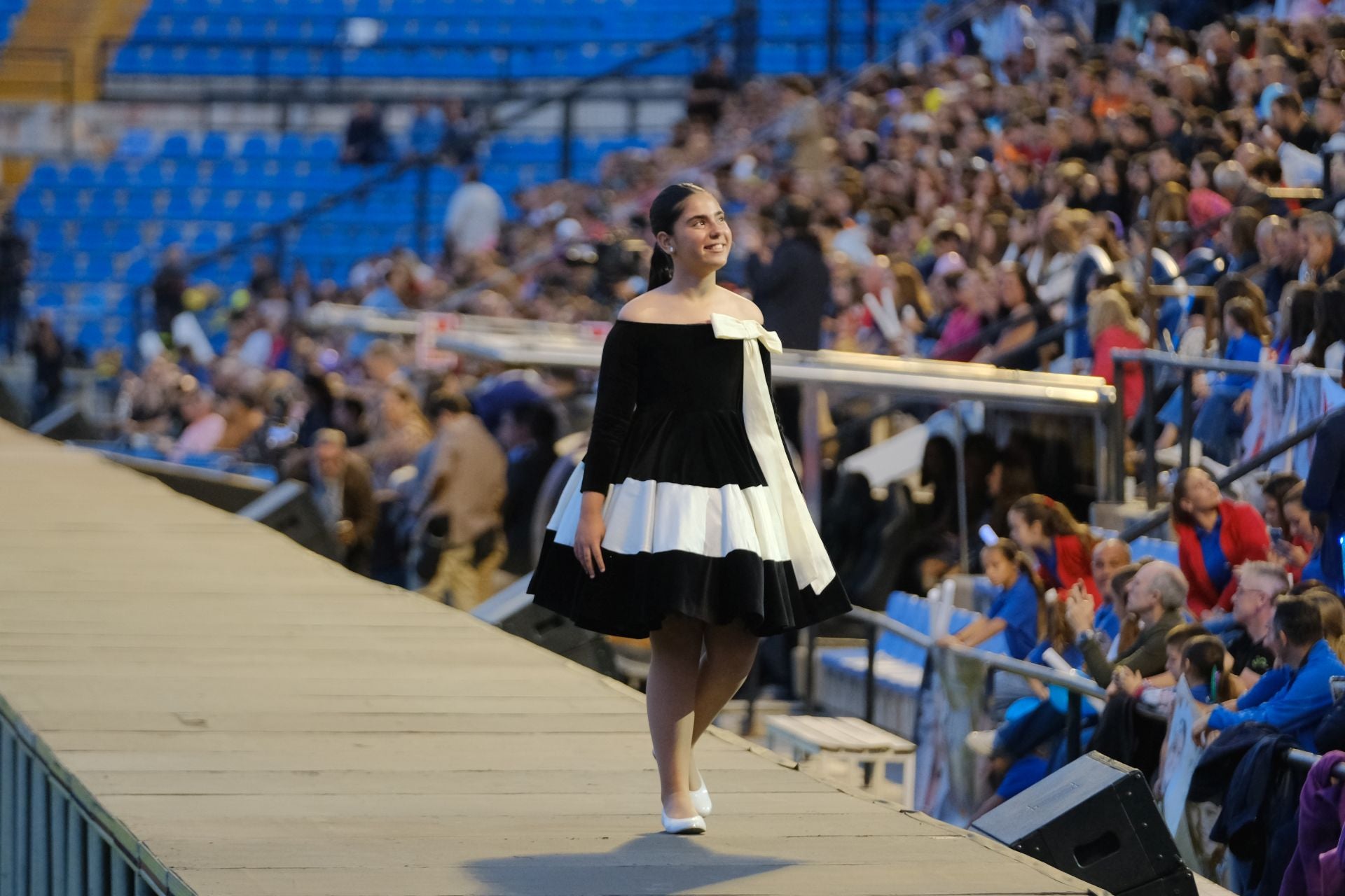 Las candidatas infantiles estrenan la pasarela en el Rico Pérez