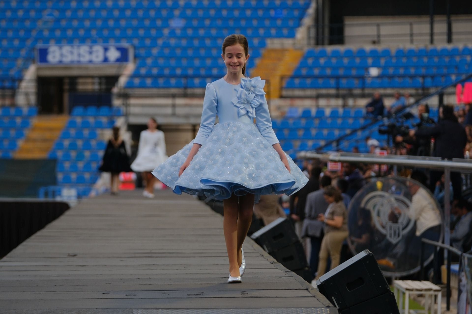 Las candidatas infantiles estrenan la pasarela en el Rico Pérez