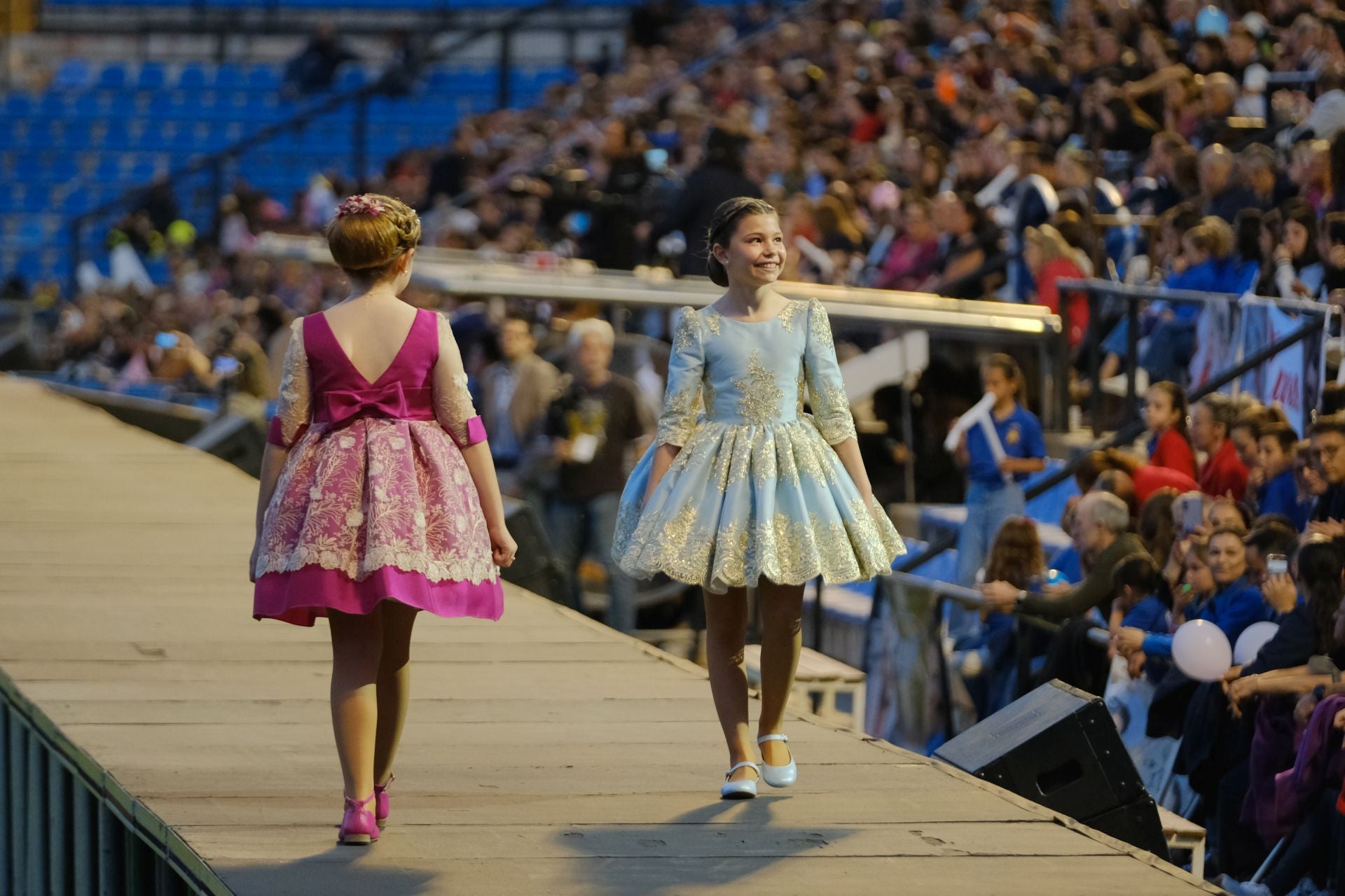 Las candidatas infantiles estrenan la pasarela en el Rico Pérez