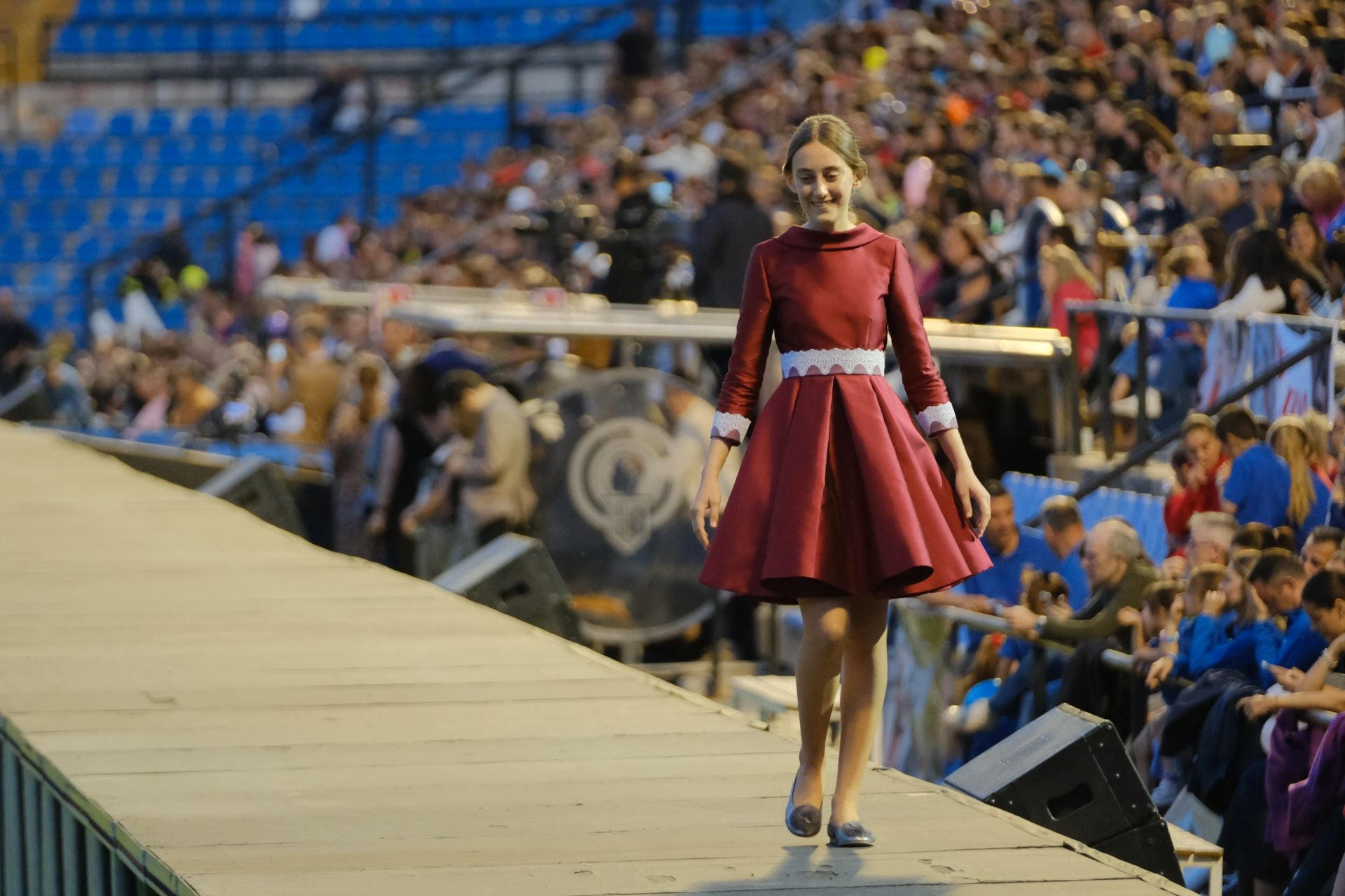 Las candidatas infantiles estrenan la pasarela en el Rico Pérez