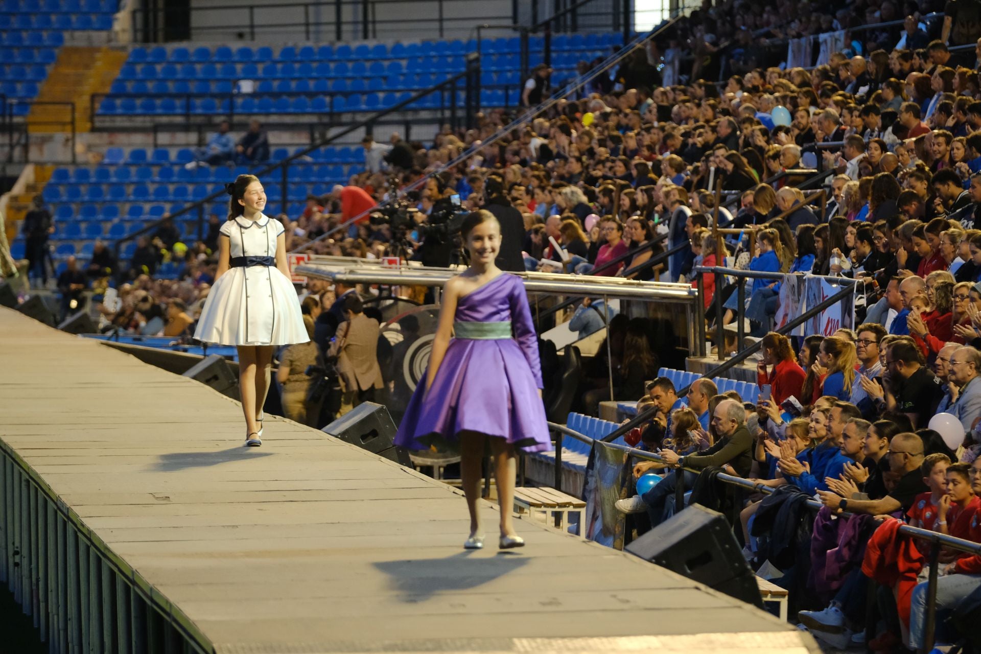 Las candidatas infantiles estrenan la pasarela en el Rico Pérez