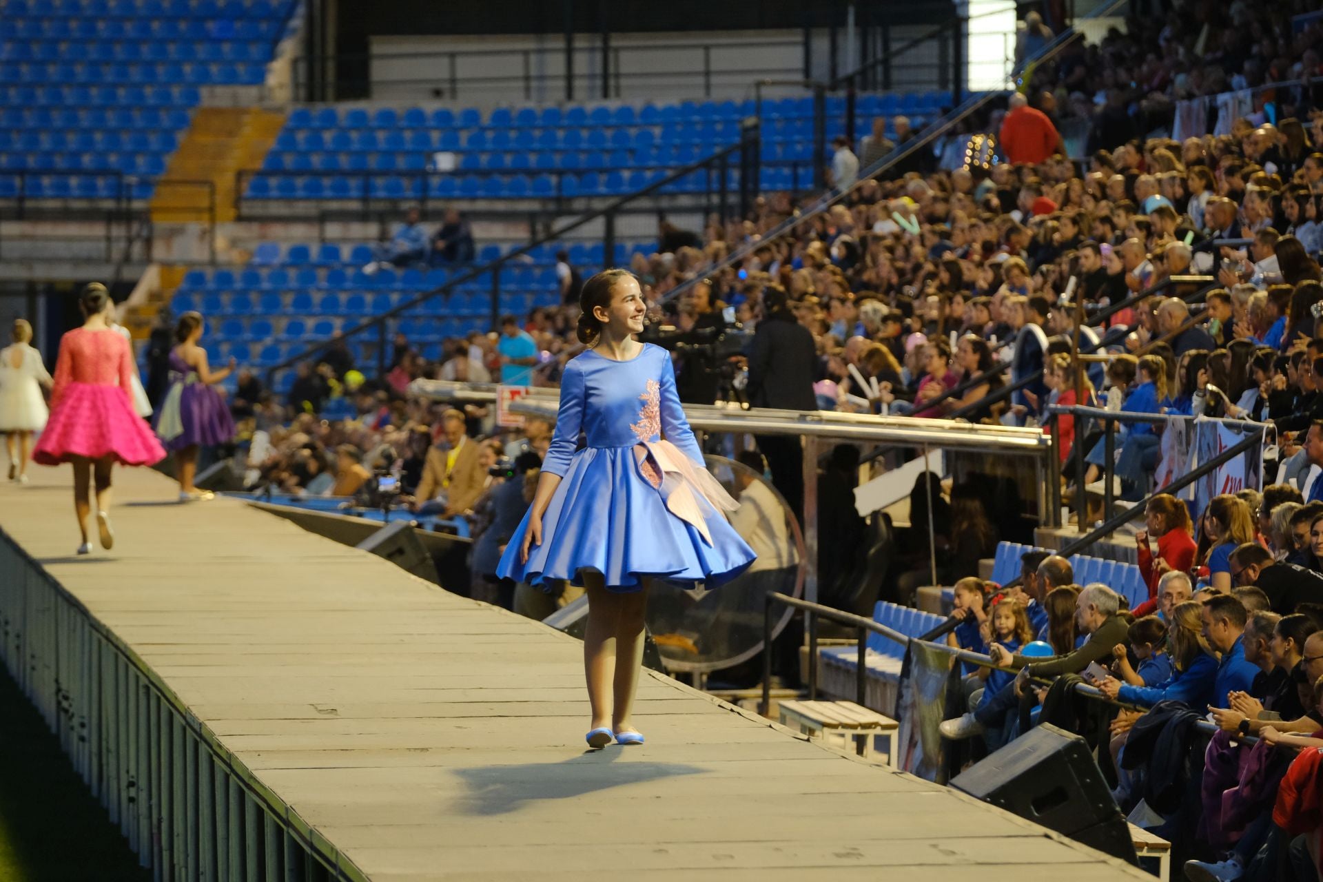 Las candidatas infantiles estrenan la pasarela en el Rico Pérez