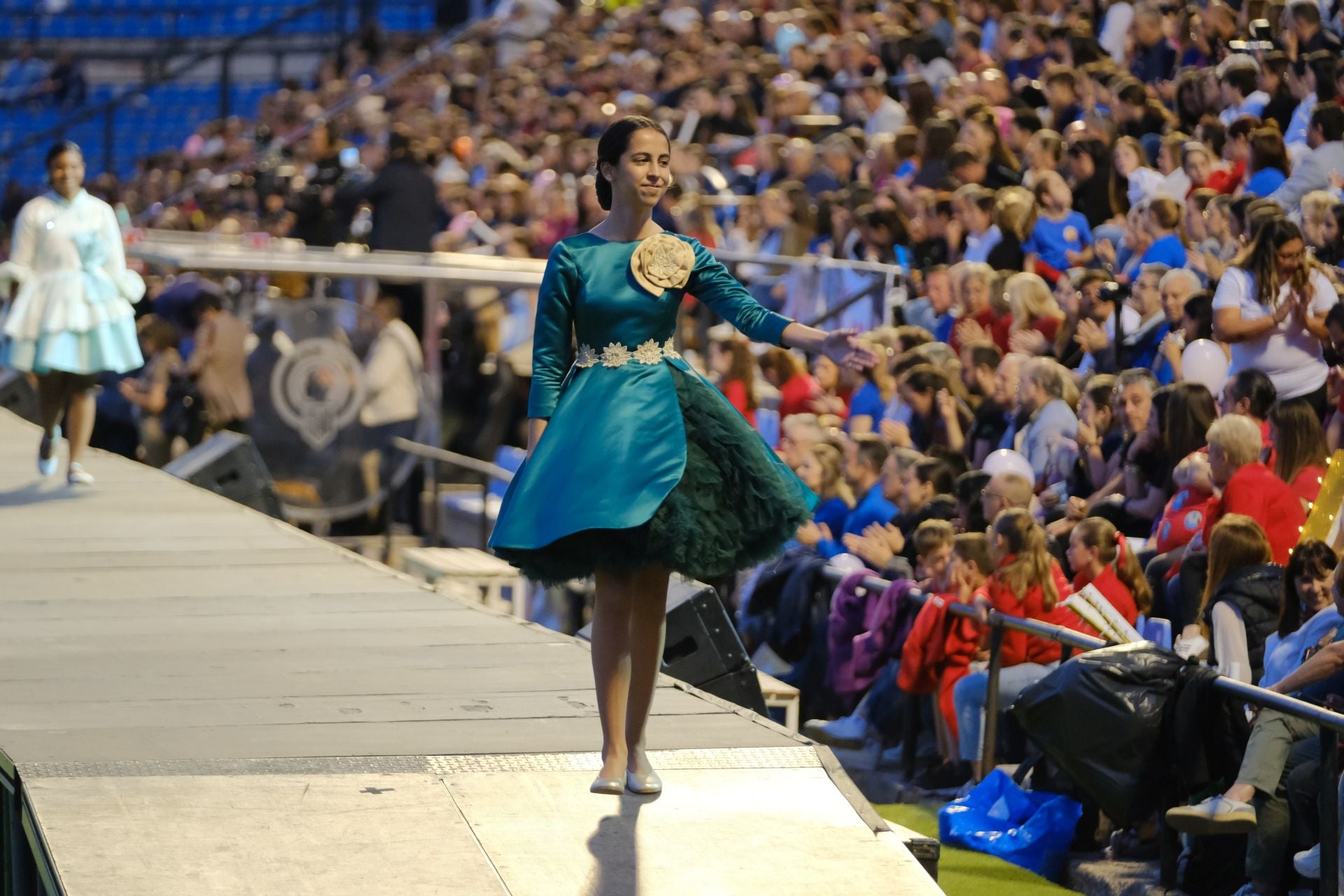 Las candidatas infantiles estrenan la pasarela en el Rico Pérez