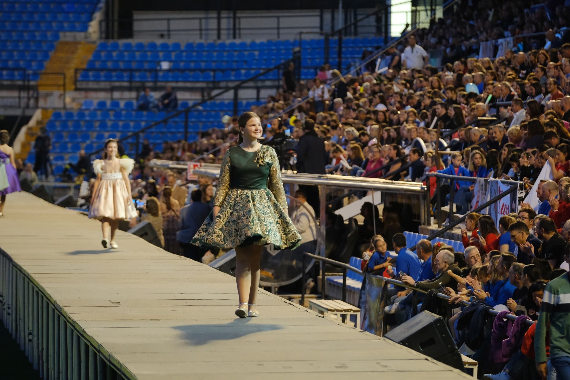 Las candidatas infantiles estrenan la pasarela en el Rico Pérez