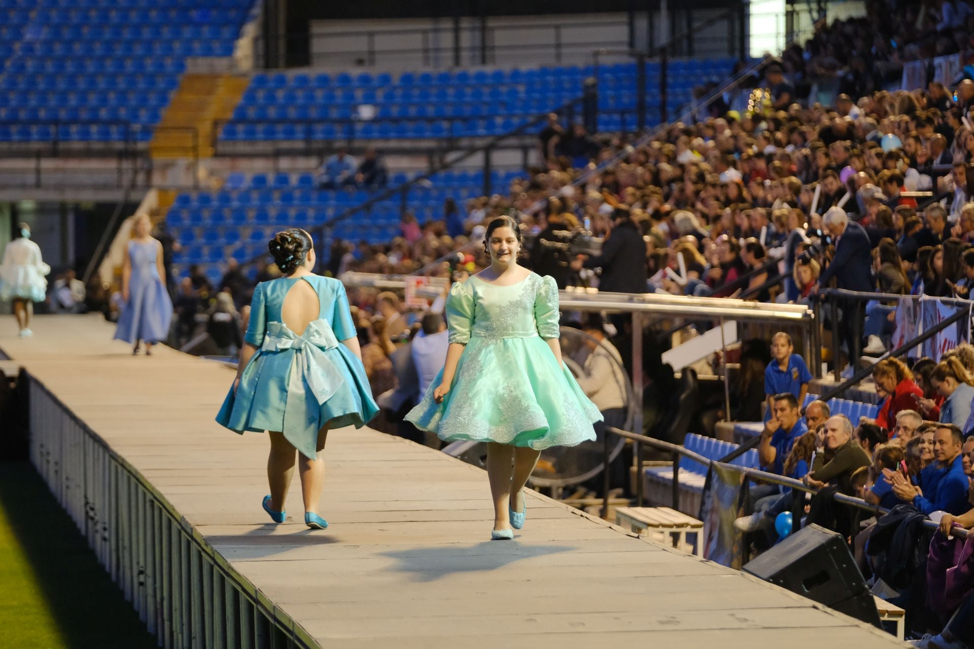 Las candidatas infantiles estrenan la pasarela en el Rico Pérez