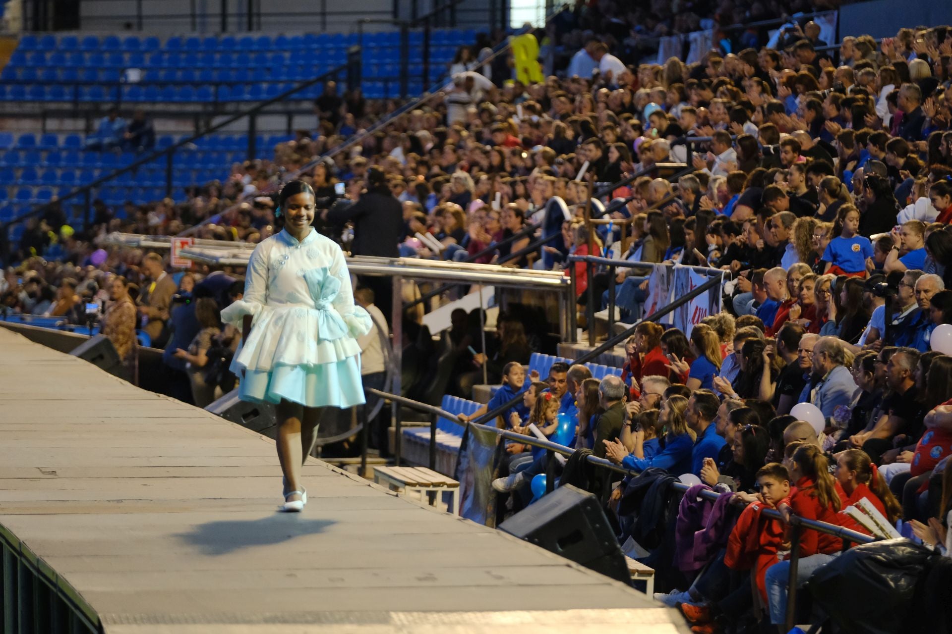 Las candidatas infantiles estrenan la pasarela en el Rico Pérez