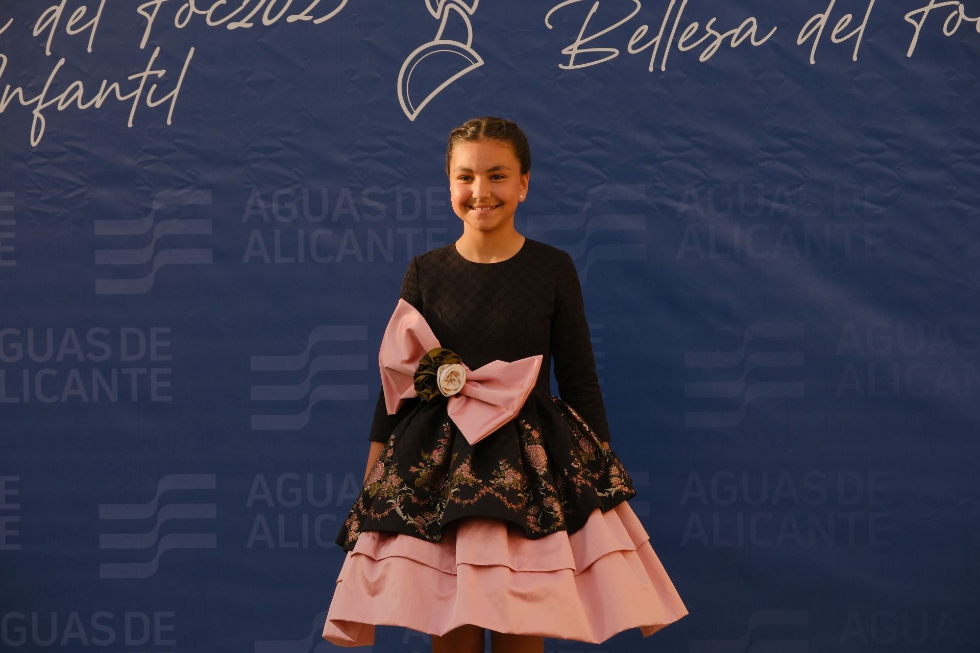 Photocall de las candidatas infantiles con los vestidos de gala