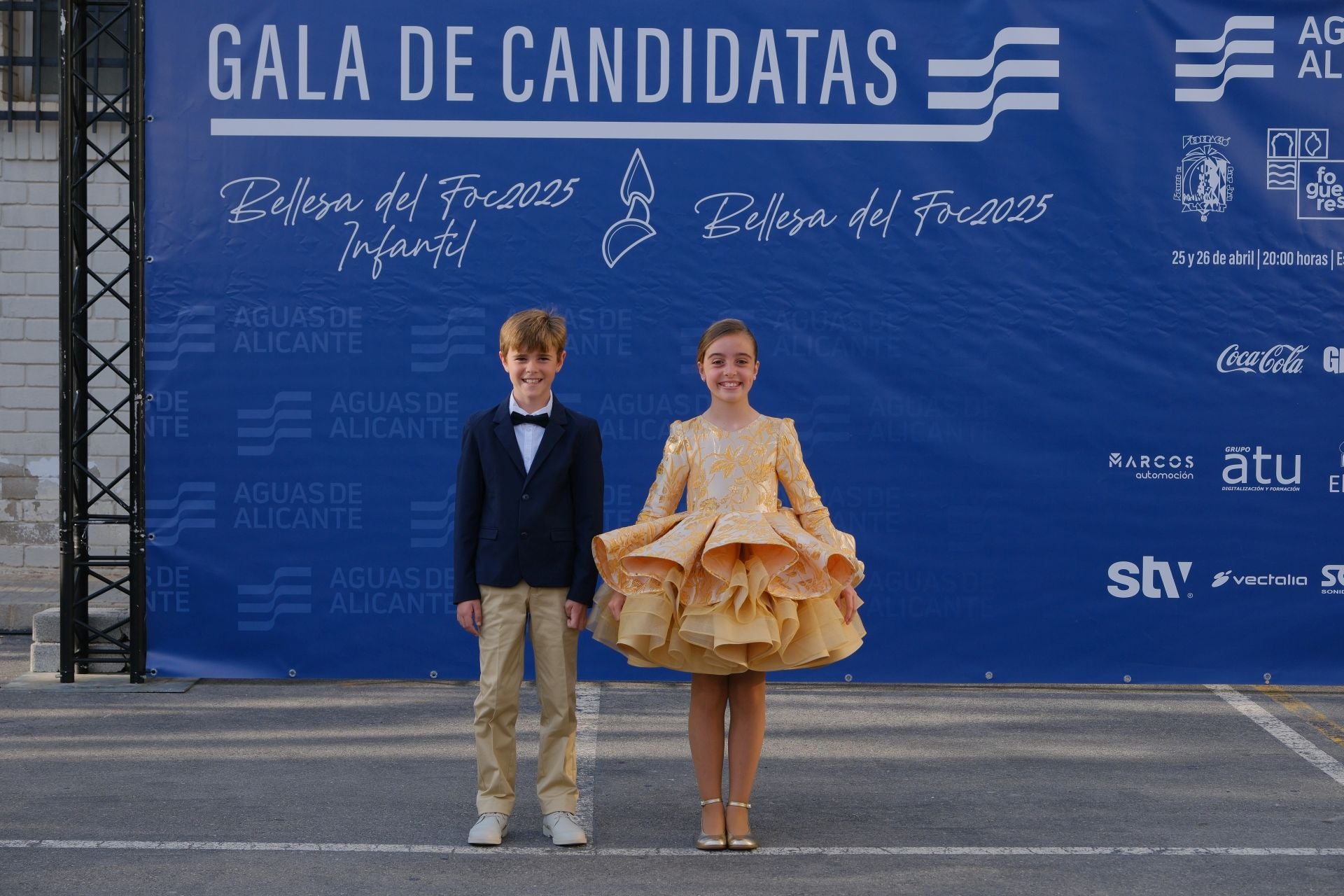 Photocall de las candidatas infantiles con los vestidos de gala