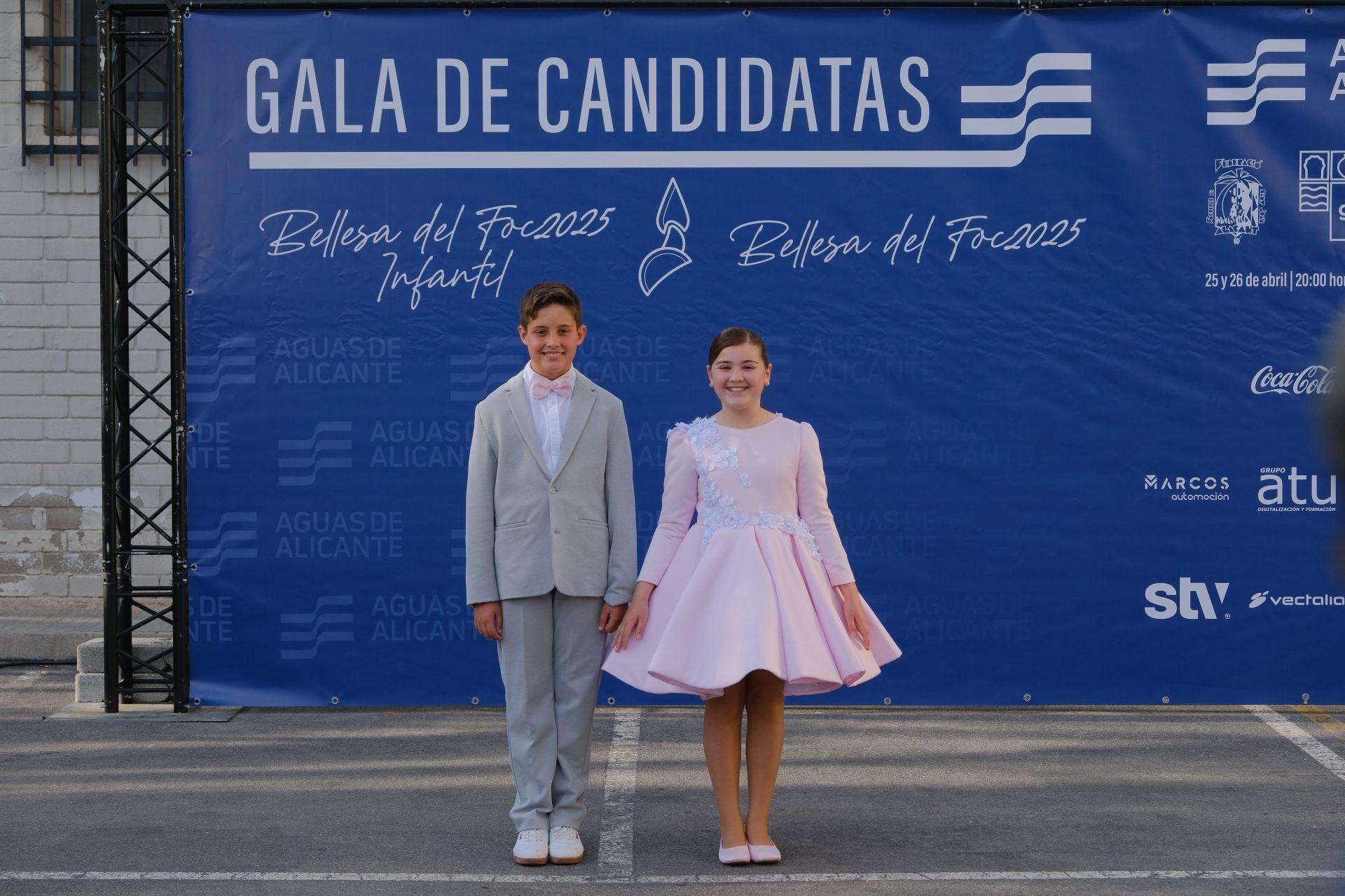 Photocall de las candidatas infantiles con los vestidos de gala