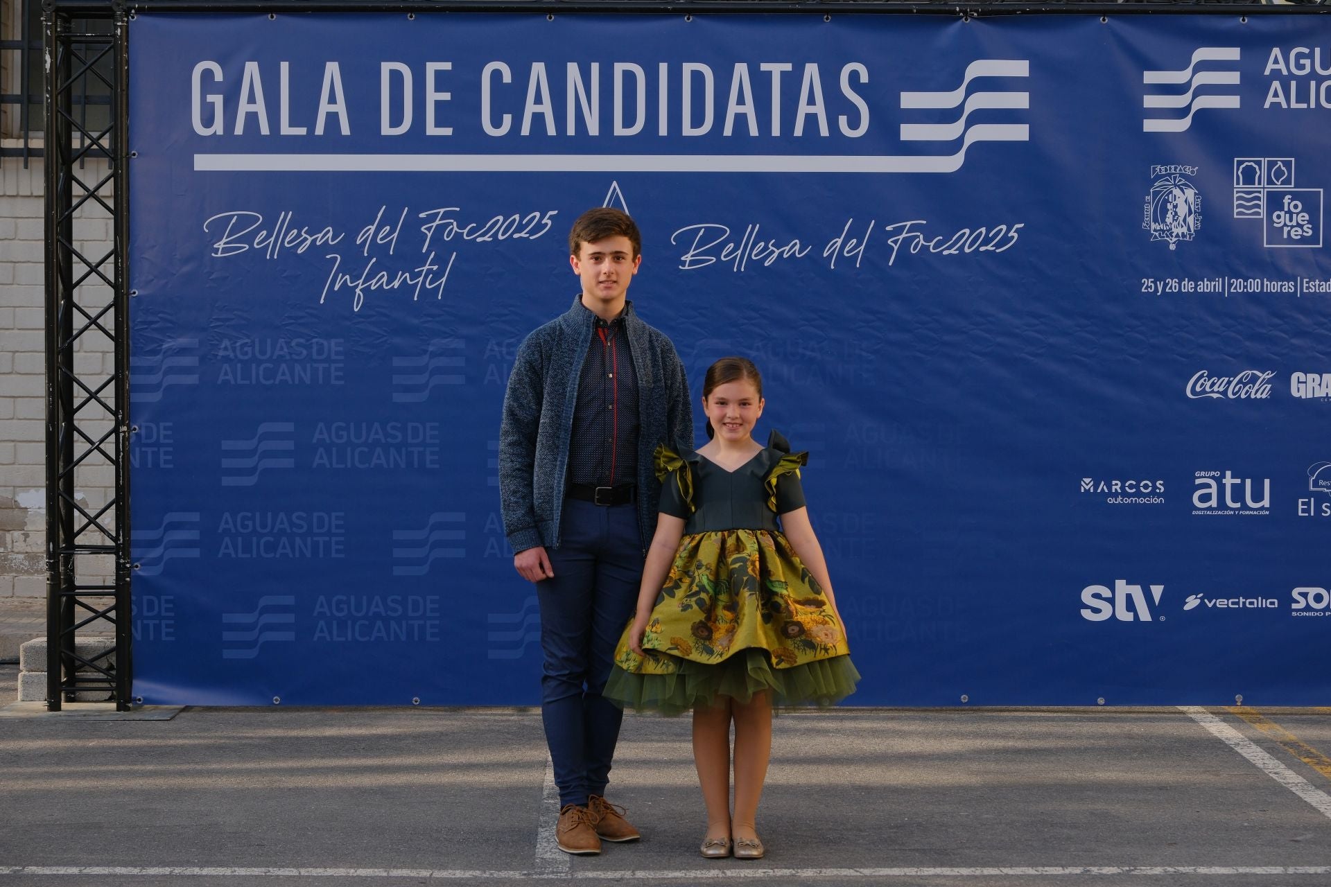 Photocall de las candidatas infantiles con los vestidos de gala