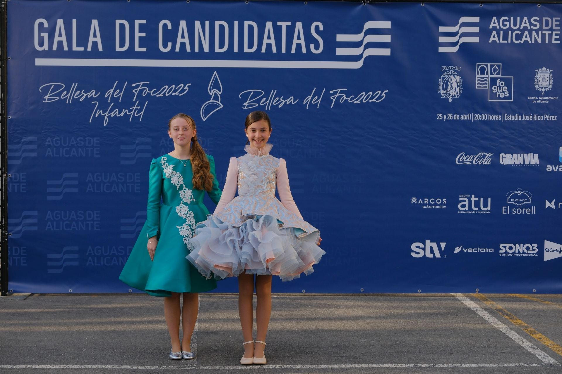 Photocall de las candidatas infantiles con los vestidos de gala
