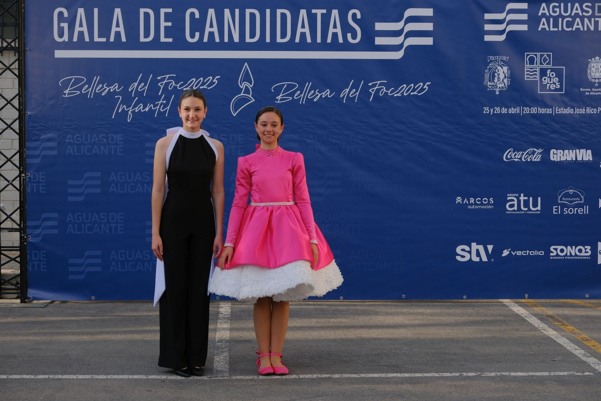 Photocall de las candidatas infantiles con los vestidos de gala