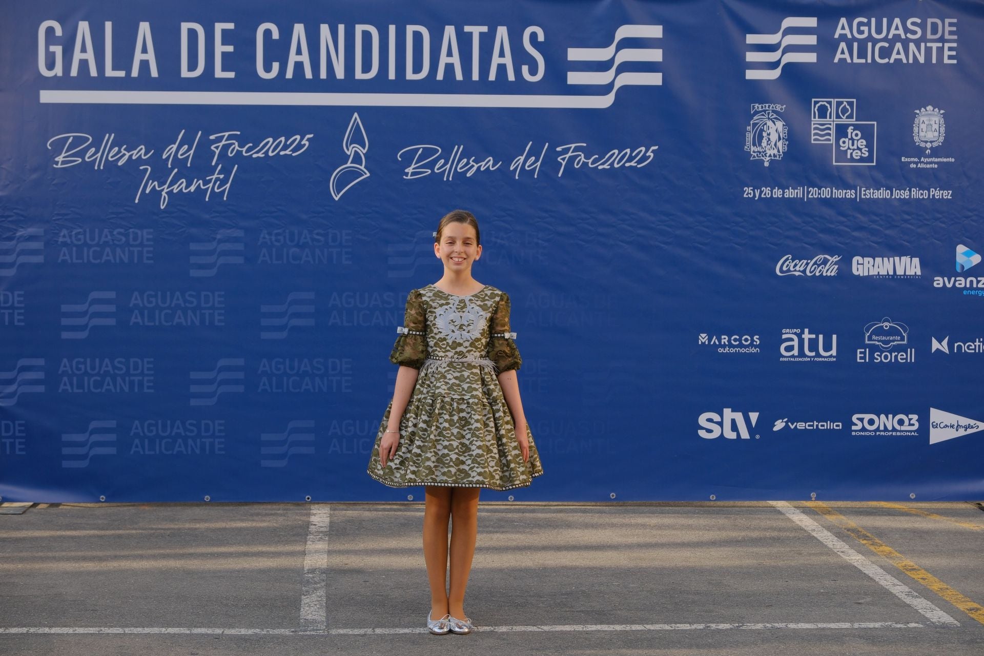Photocall de las candidatas infantiles con los vestidos de gala