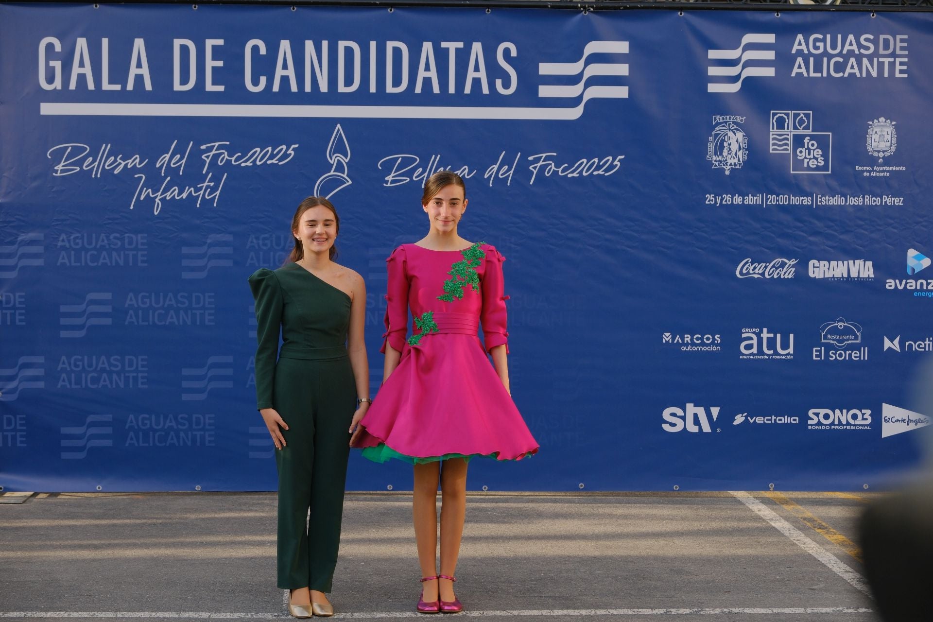 Photocall de las candidatas infantiles con los vestidos de gala