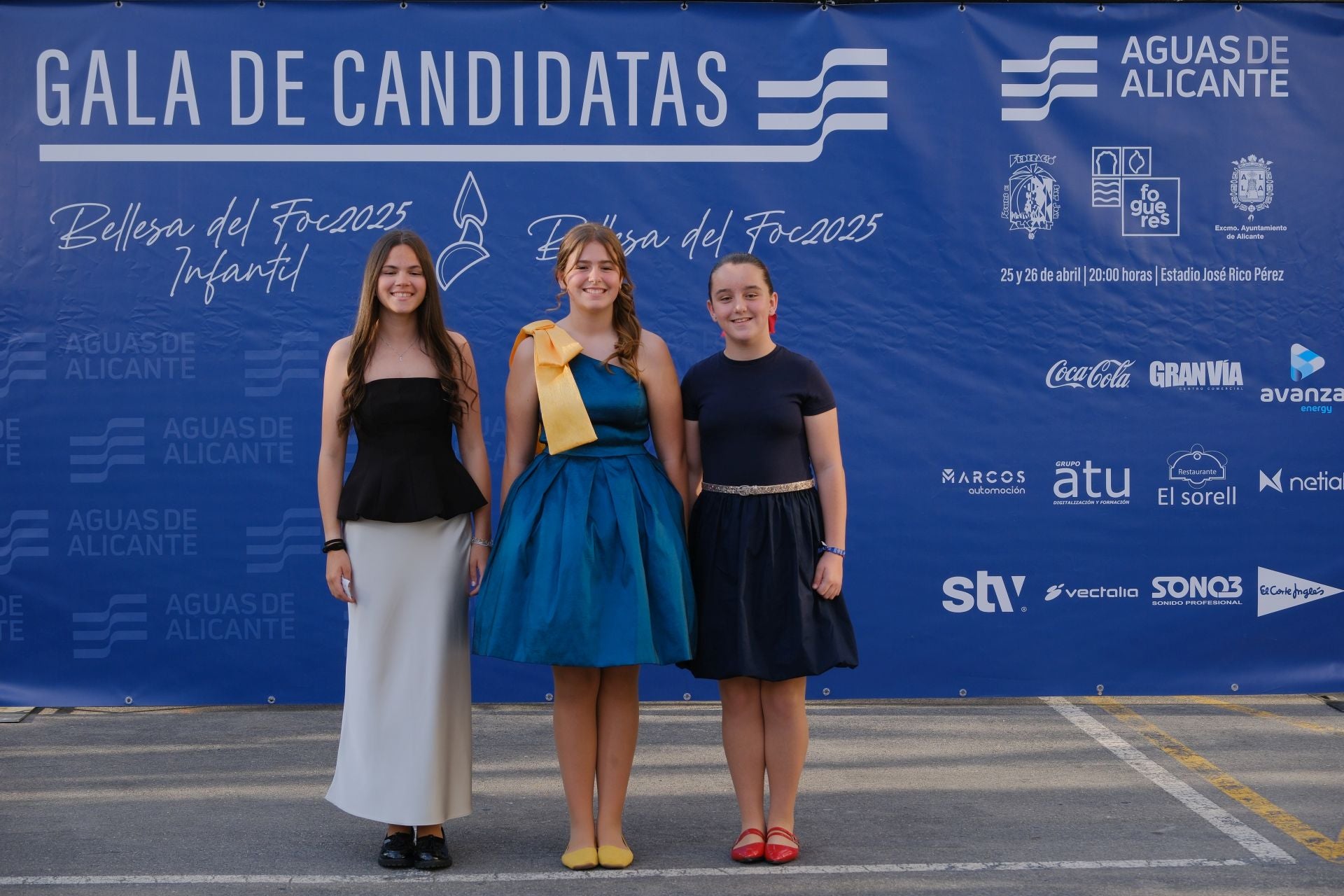 Photocall de las candidatas infantiles con los vestidos de gala