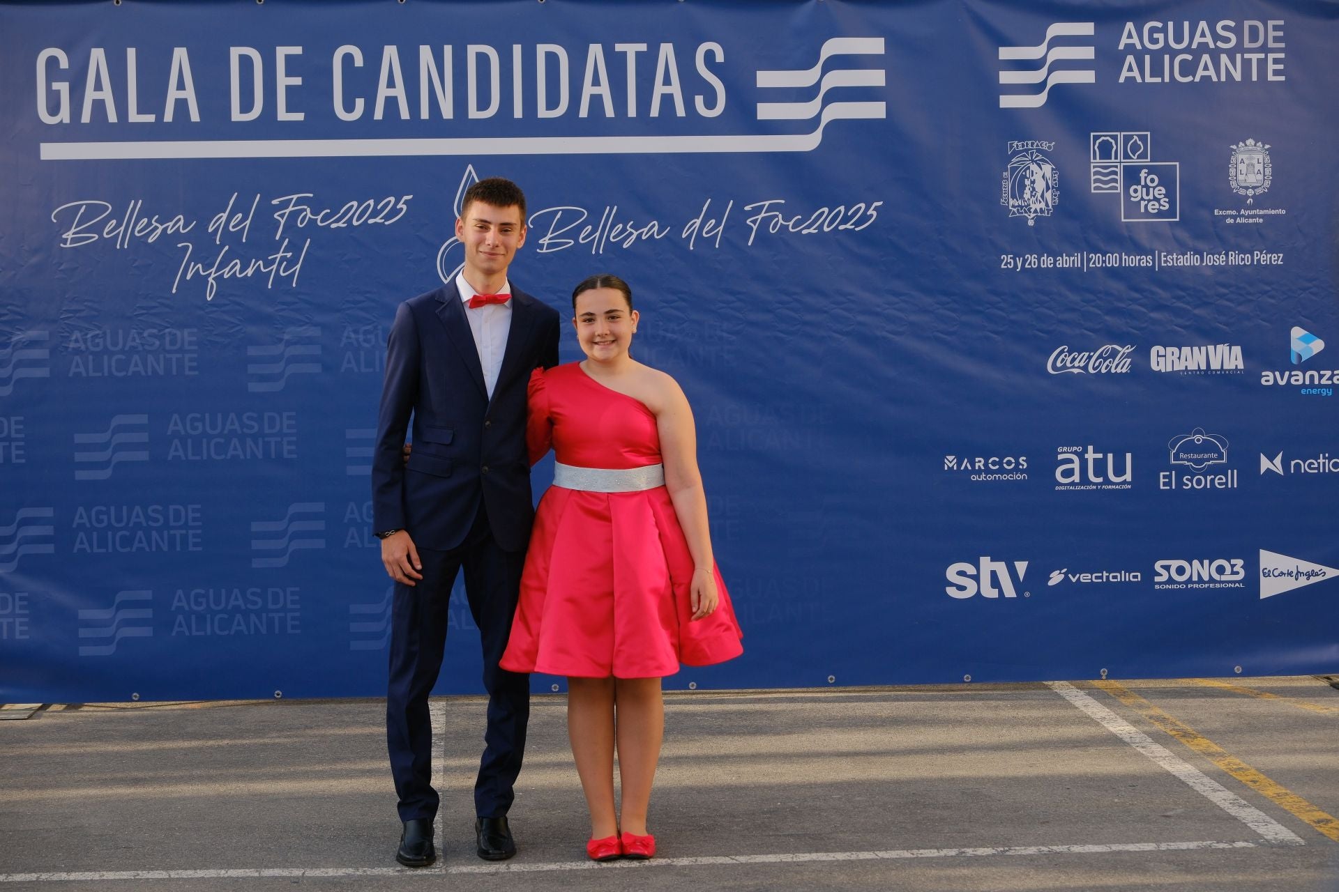 Photocall de las candidatas infantiles con los vestidos de gala