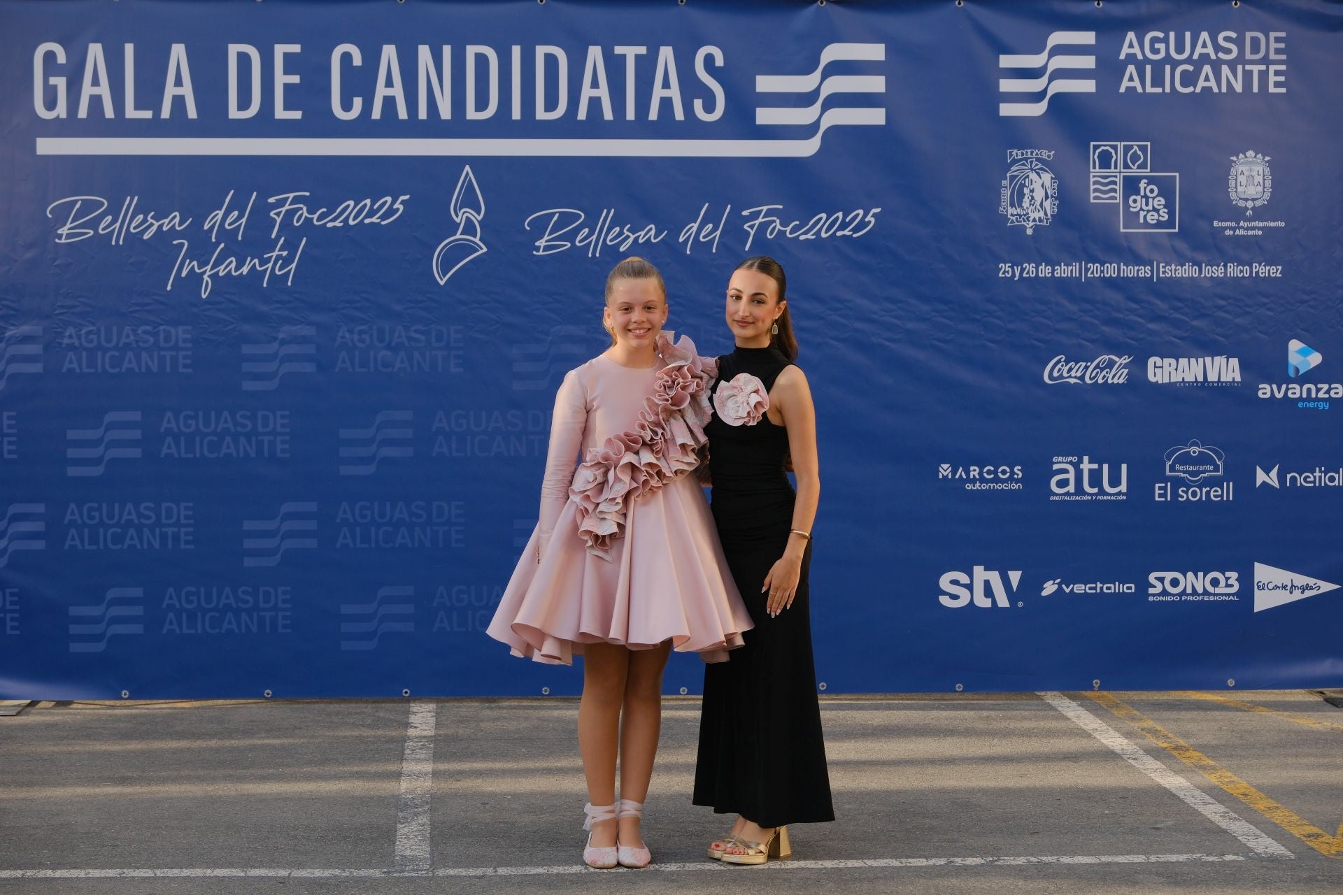 Photocall de las candidatas infantiles con los vestidos de gala