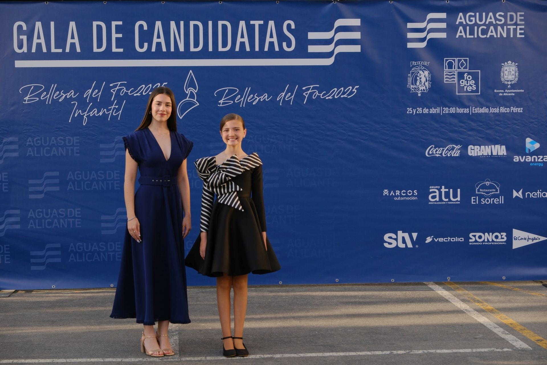 Photocall de las candidatas infantiles con los vestidos de gala