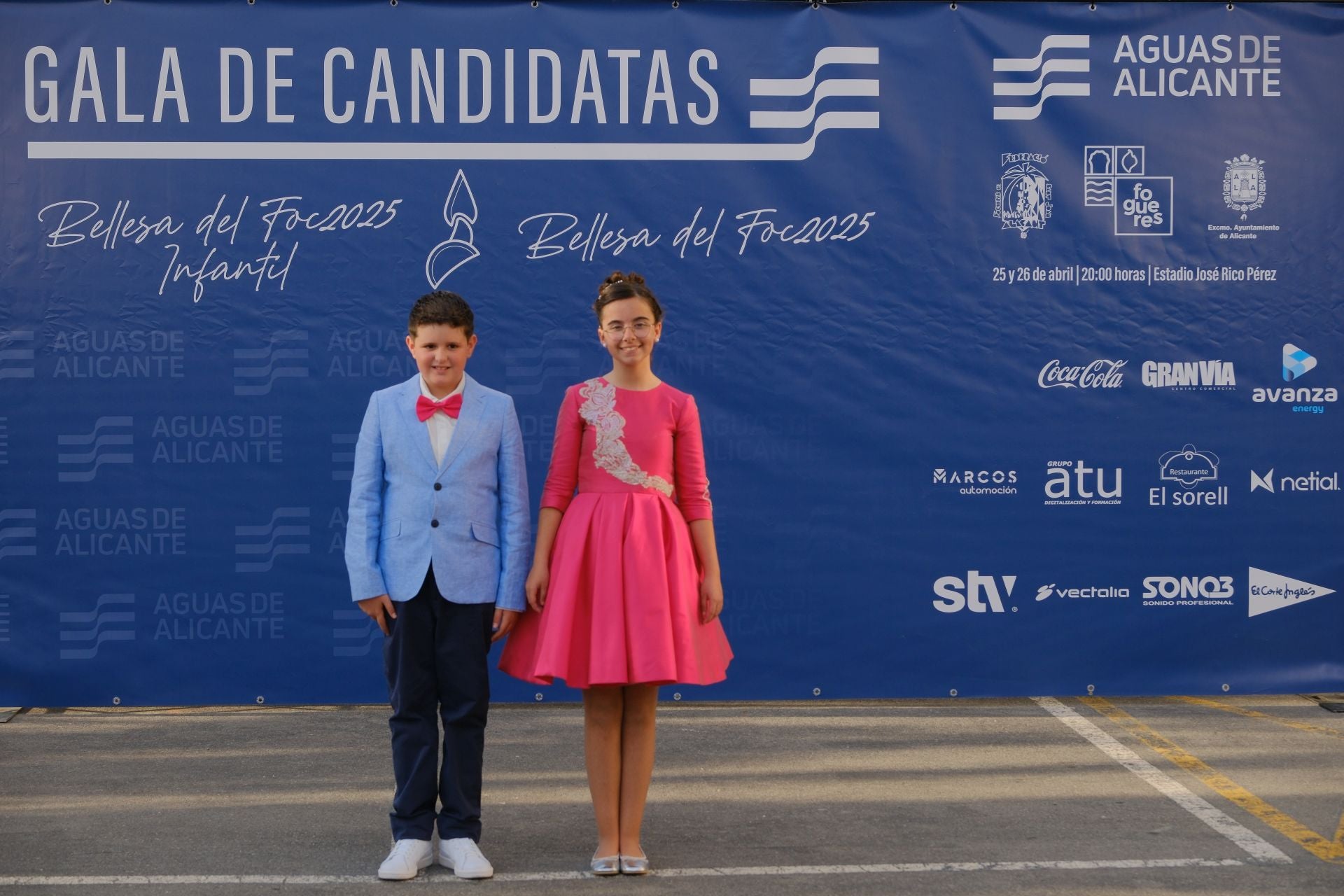 Photocall de las candidatas infantiles con los vestidos de gala