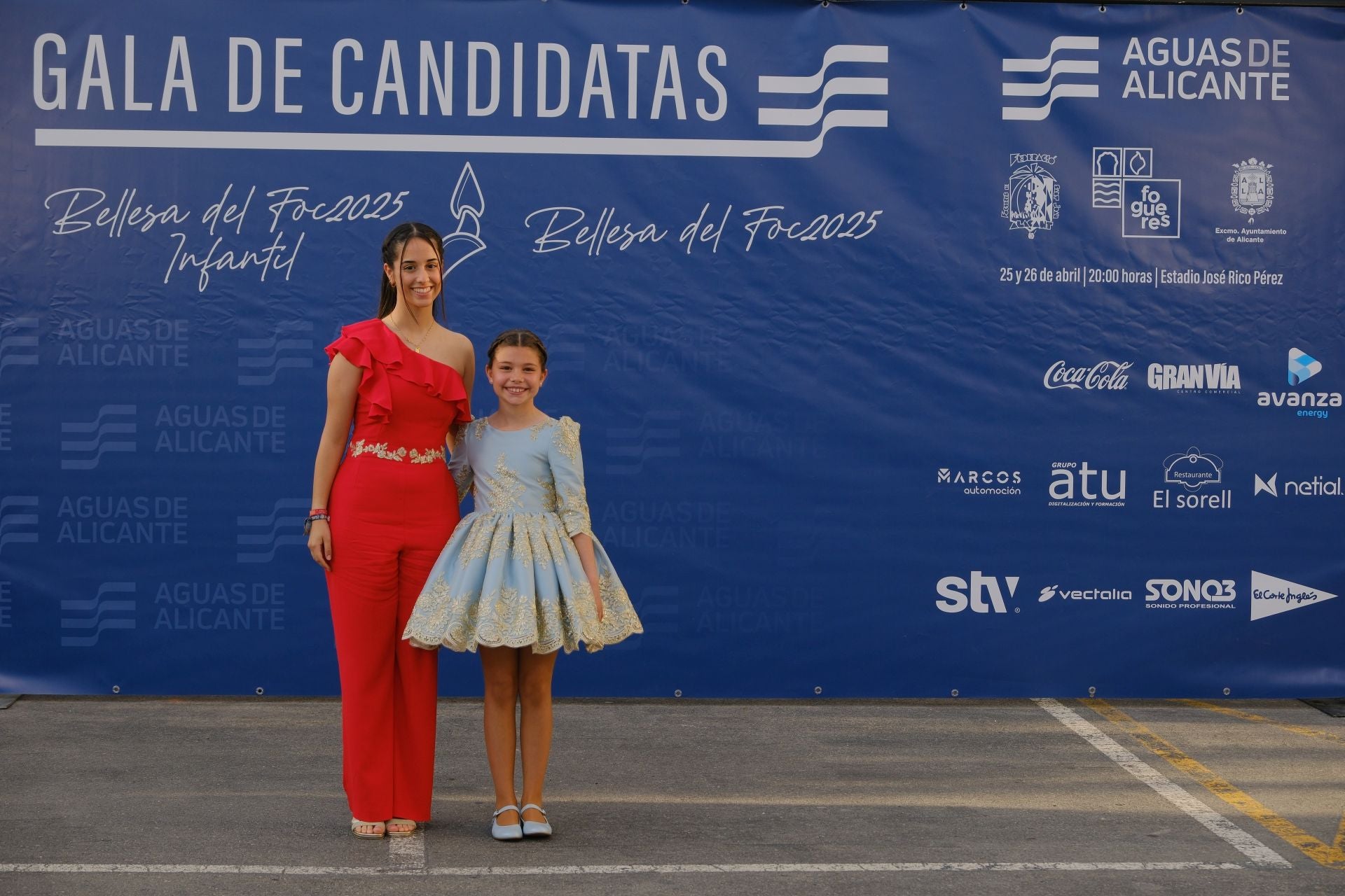 Photocall de las candidatas infantiles con los vestidos de gala