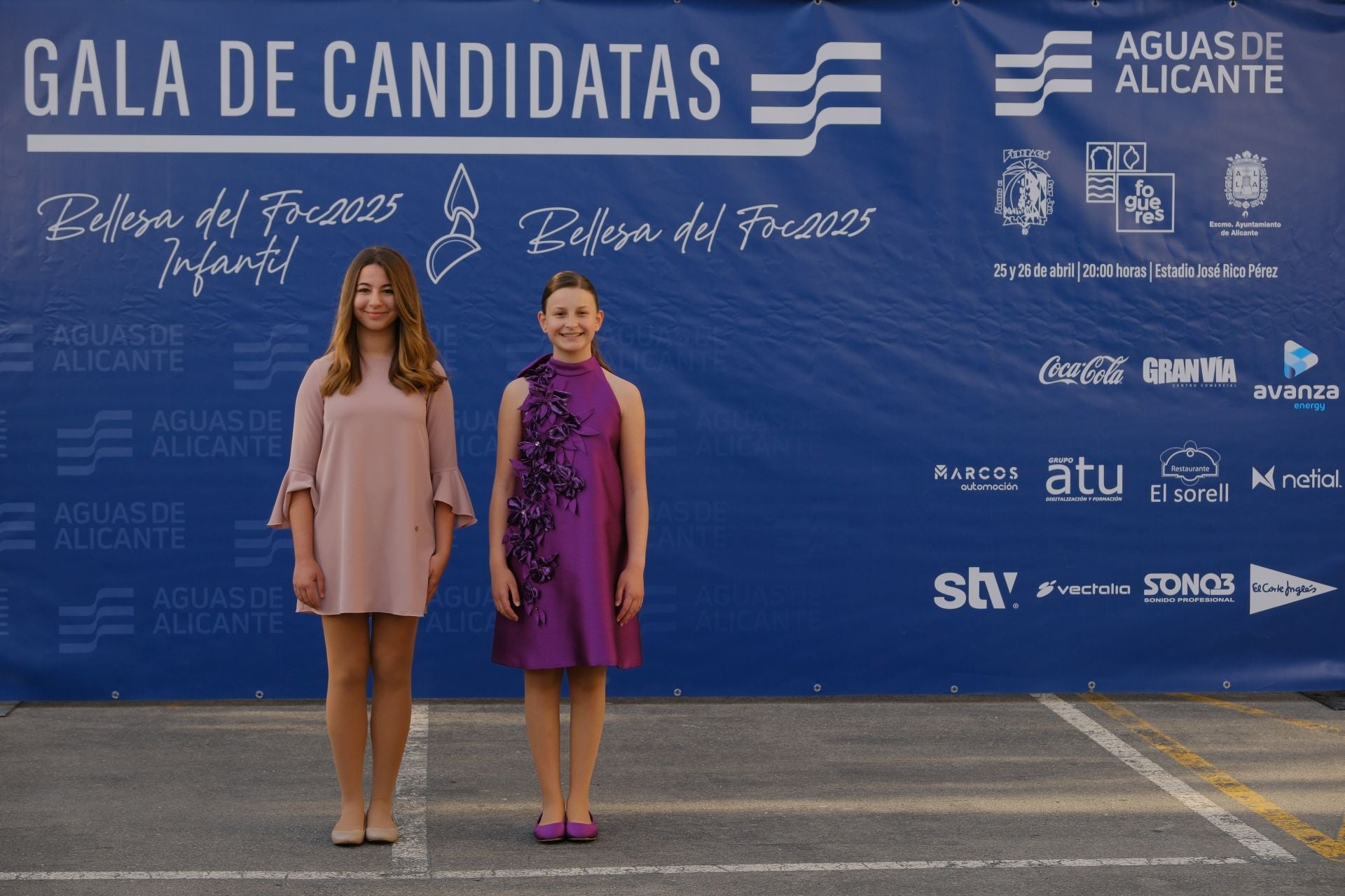 Photocall de las candidatas infantiles con los vestidos de gala