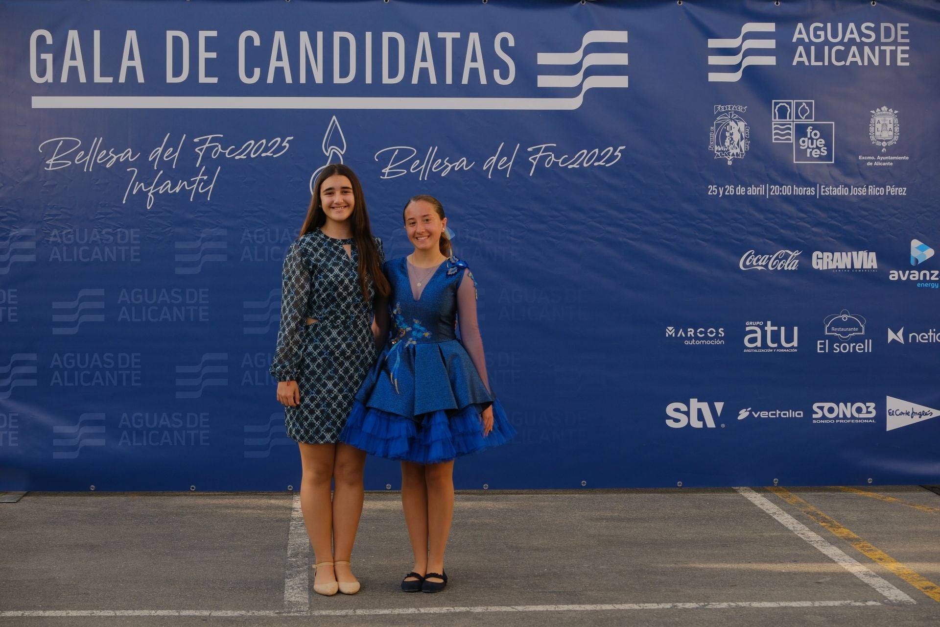 Photocall de las candidatas infantiles con los vestidos de gala