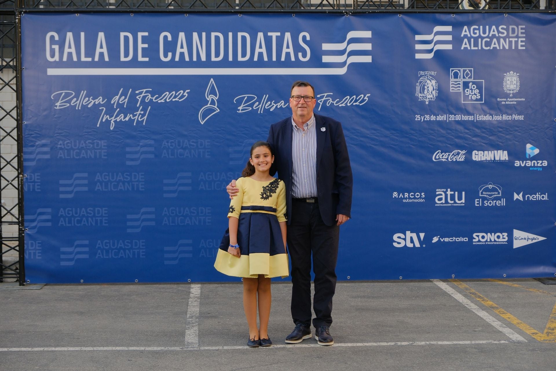 Photocall de las candidatas infantiles con los vestidos de gala